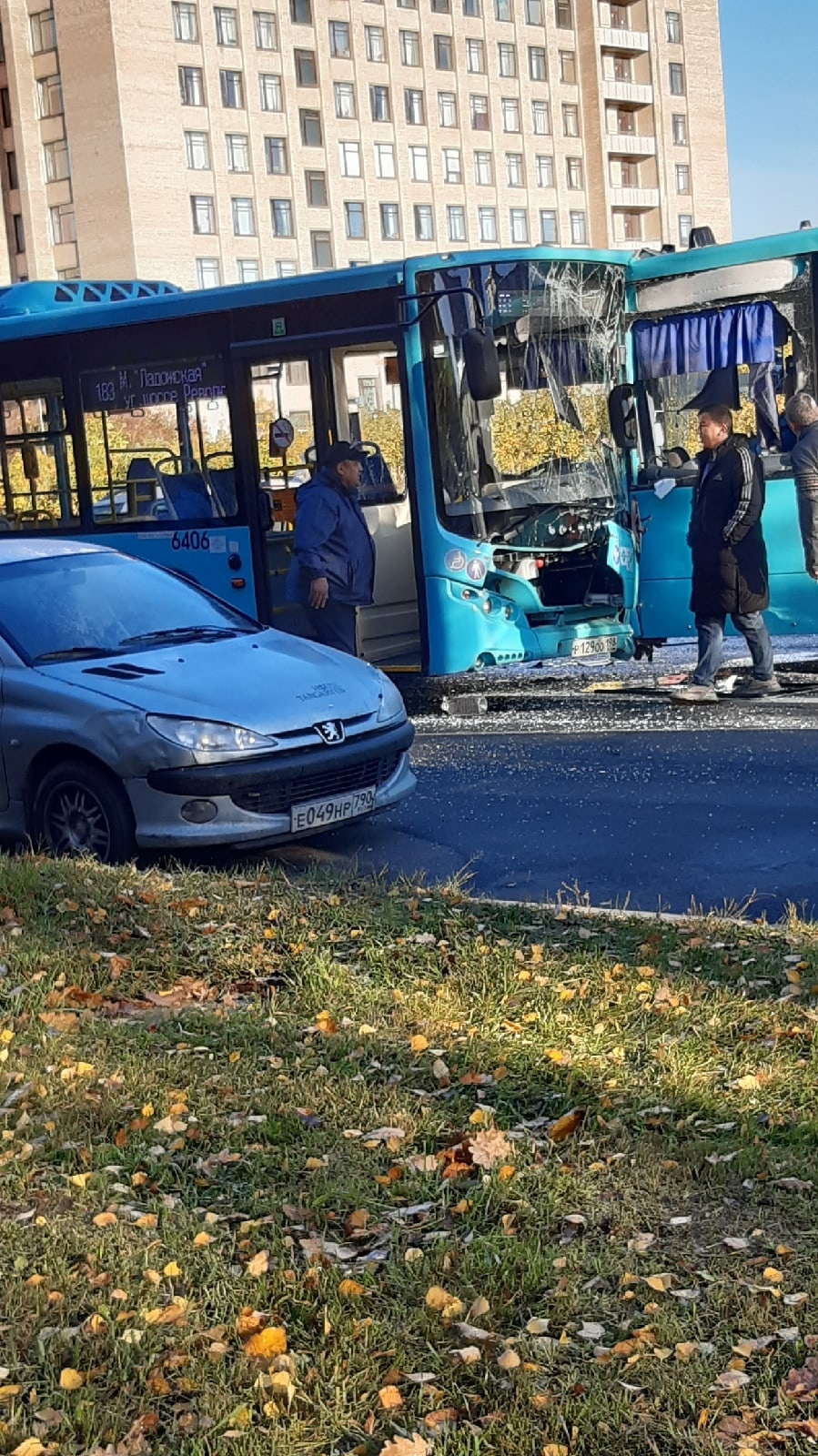 Полиция проводит проверку после лобового столкновения двух автобусов на  Бестужевской улице — Мегаполис