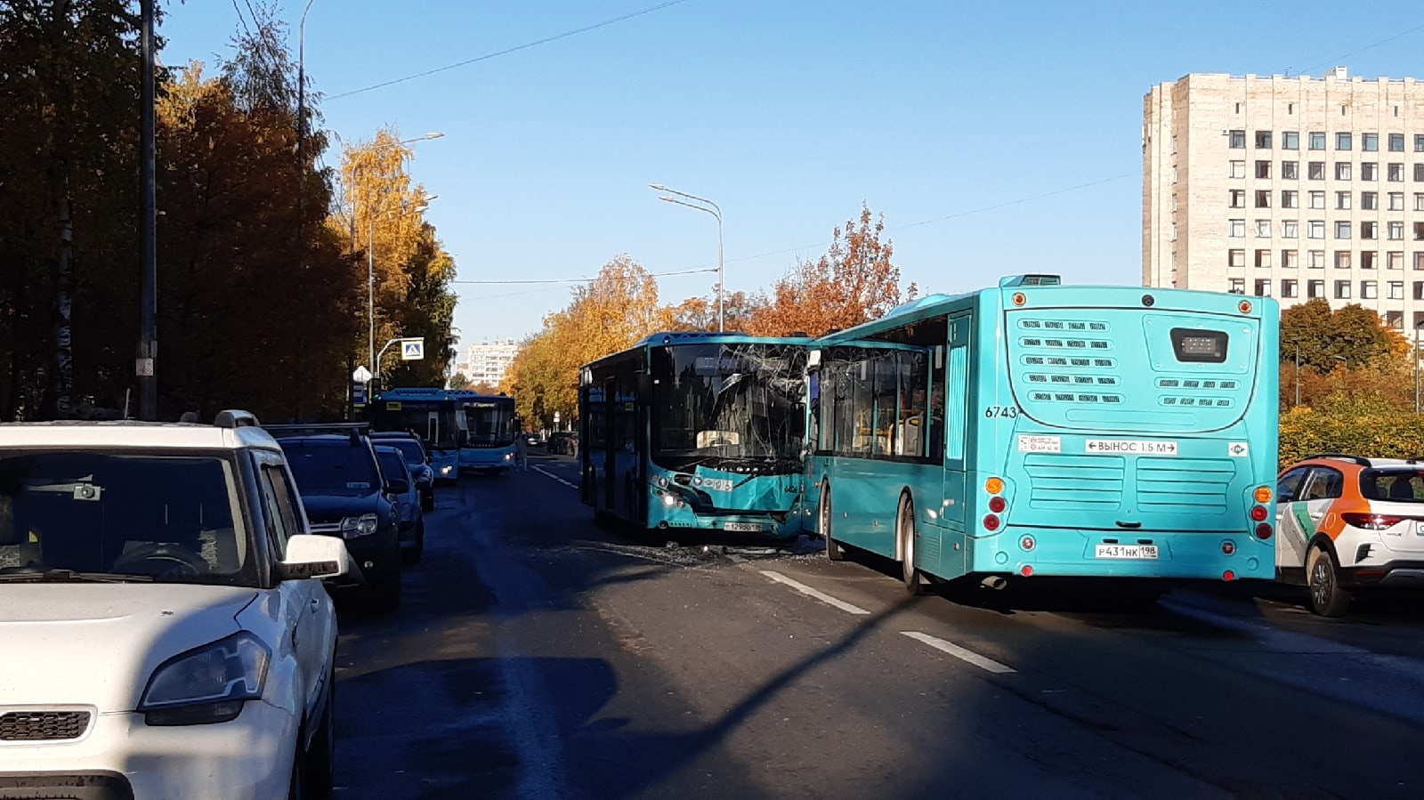 В Автово пьяный водитель ударил учебный «СсанЙон» и перевернулся на крышу —  Мегаполис