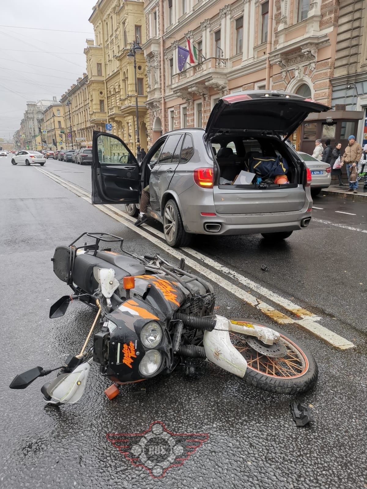 BMW во время разворота не пропустил мотоциклиста на улице Марата — Мегаполис