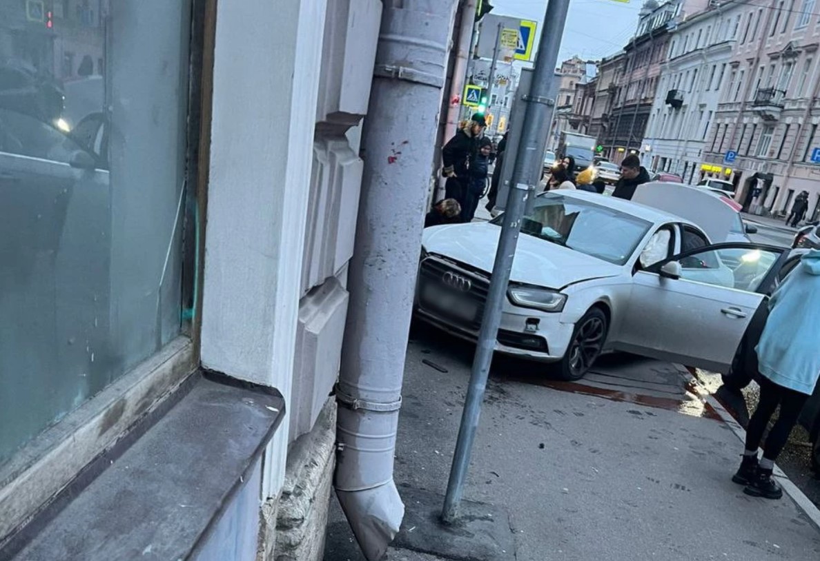 24 апреля спб. 3 Ноября машина врезалась в Санкт Петербурге. Санкт Петербург сбил велосипед. Машина врезалась в стену.