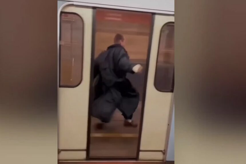 Пьяная мать уронила ребенка на эскалаторе в метро Петербурга — — В России на РЕН ТВ