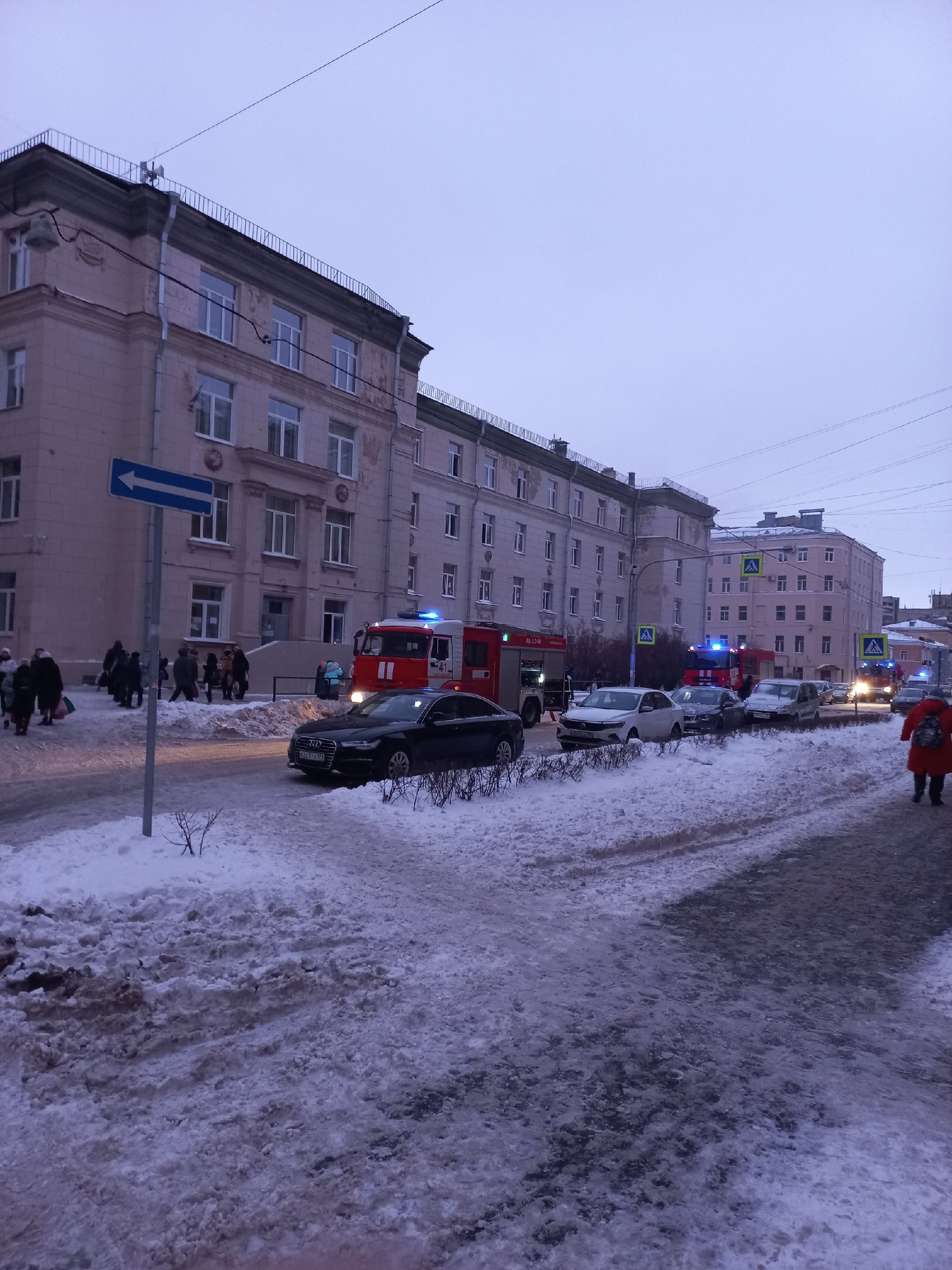 В подвале школы на улице Зои Космодемьянской загорелся элеткрощит —  Мегаполис