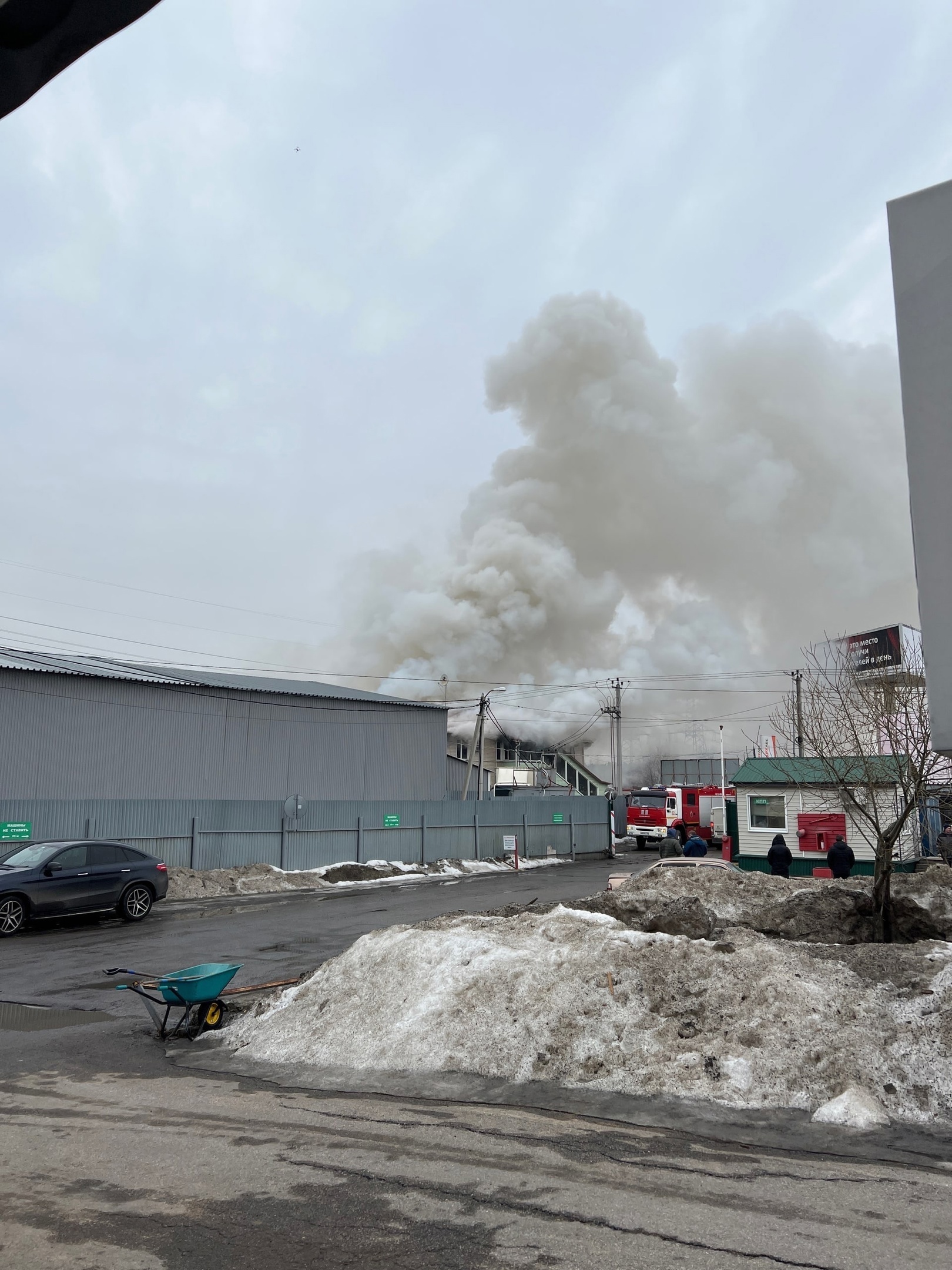 Пожар в Заневке пощадил комплекс пиломатериалов, но уничтожил магазин  стальных дверей — Мегаполис