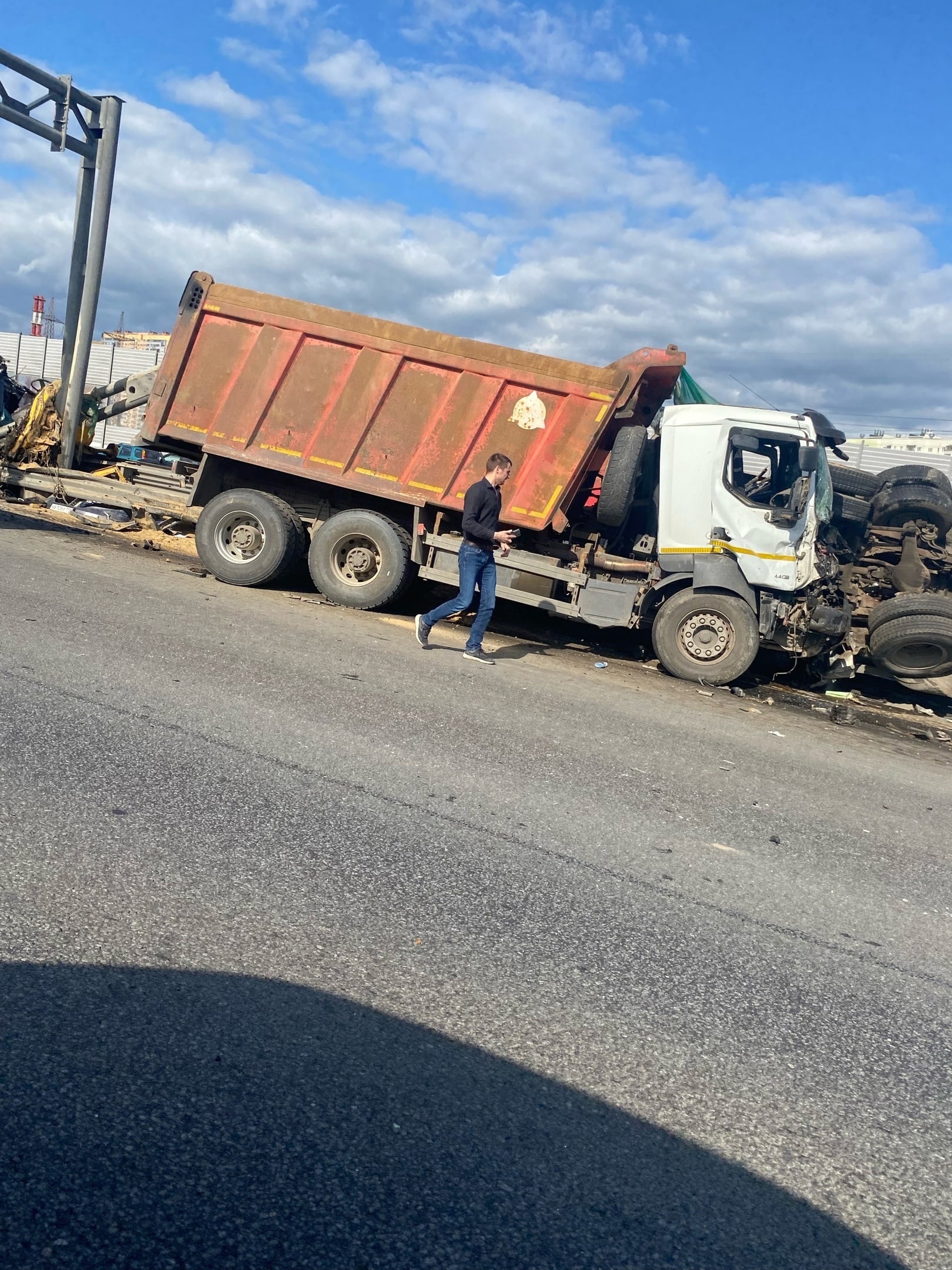 Один человек погиб и двое пострадали в ДТП с двумя грузовиками на  северо-востоке КАД — Мегаполис