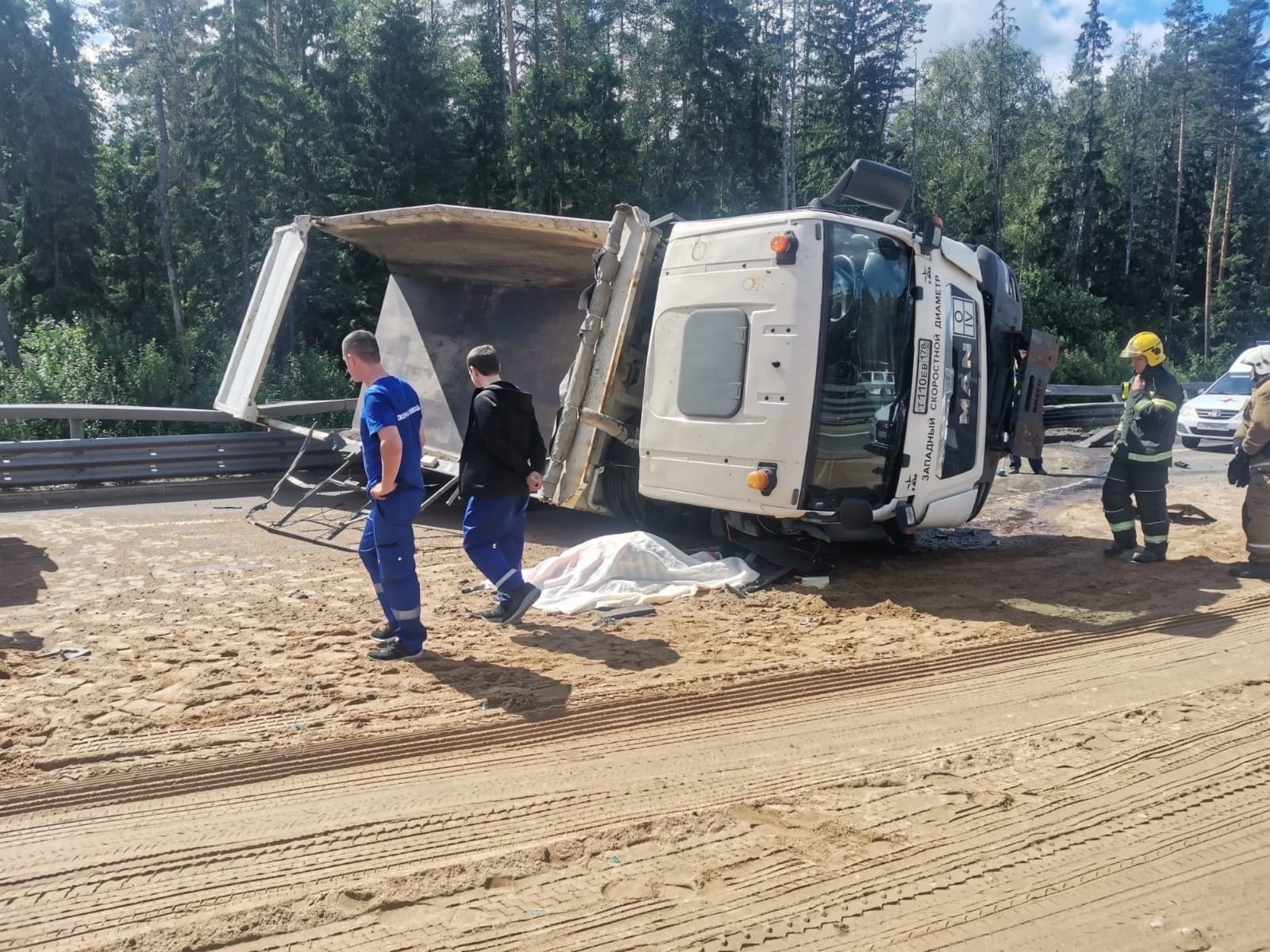 Два грузовика и легковушка попали в ДТП на ЗСД у Сестрорецка. Один человек  погиб — Мегаполис