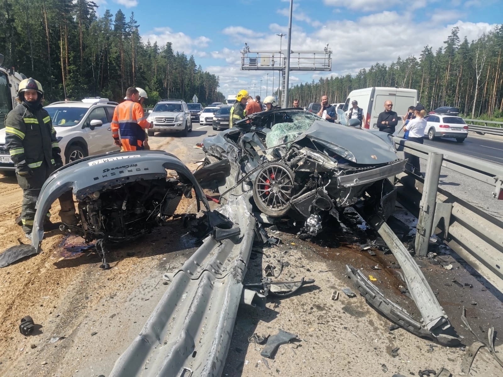 Два грузовика и легковушка попали в ДТП на ЗСД у Сестрорецка. Один человек  погиб — Мегаполис