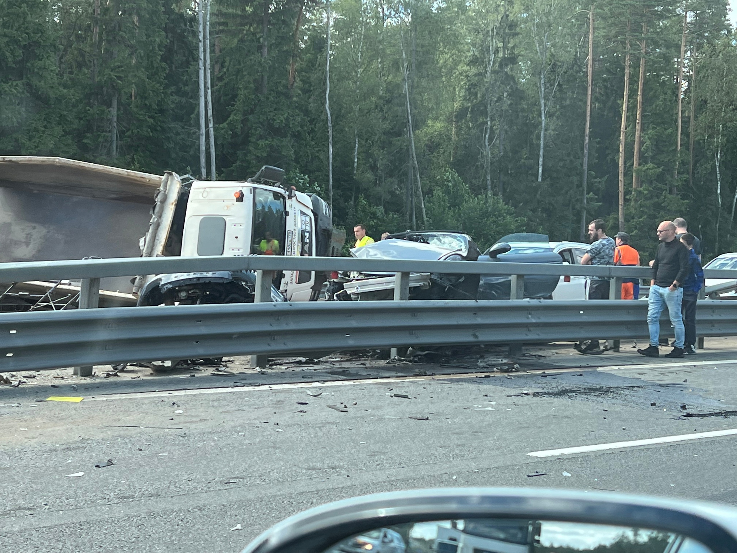 Два грузовика и легковушка попали в ДТП на ЗСД у Сестрорецка. Один человек  погиб — Мегаполис