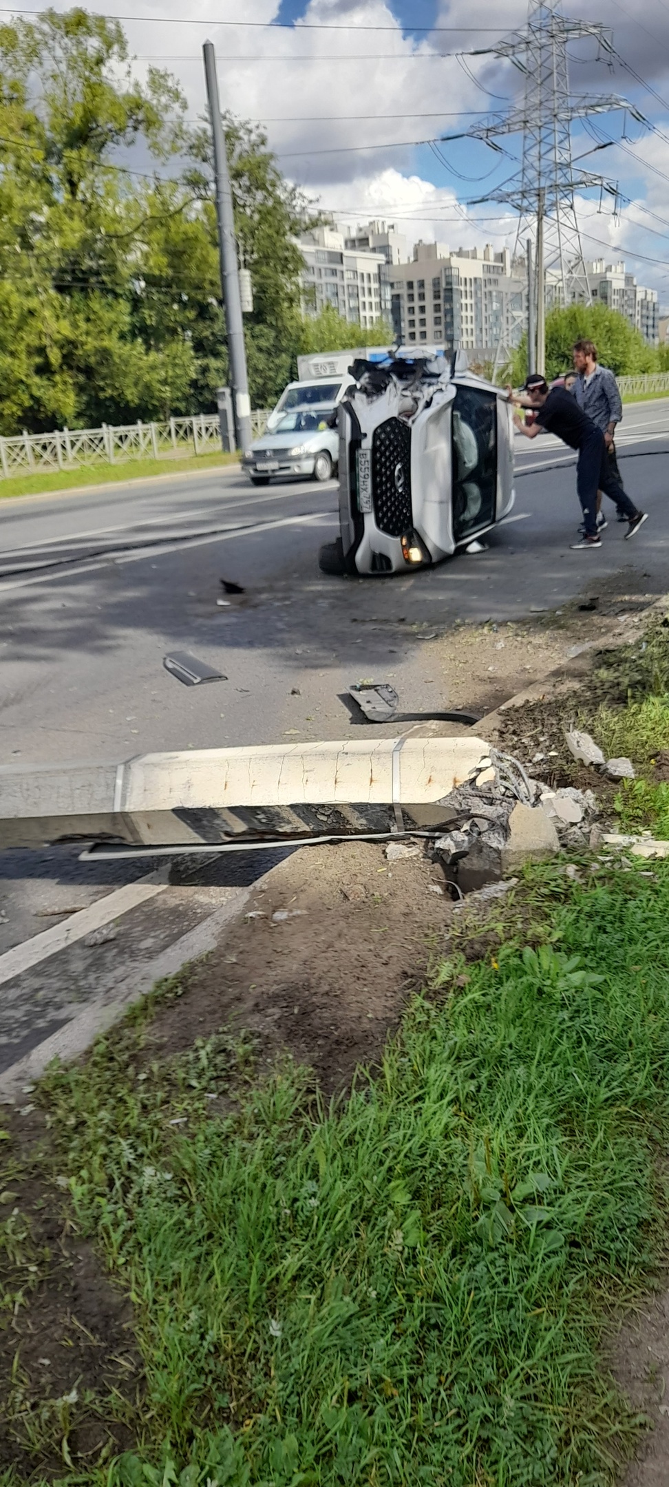 На Петергофском шоссе каршеринг повалил столб, перегородив дорогу, и  перевернулся. На помощь пришли курсанты — Мегаполис