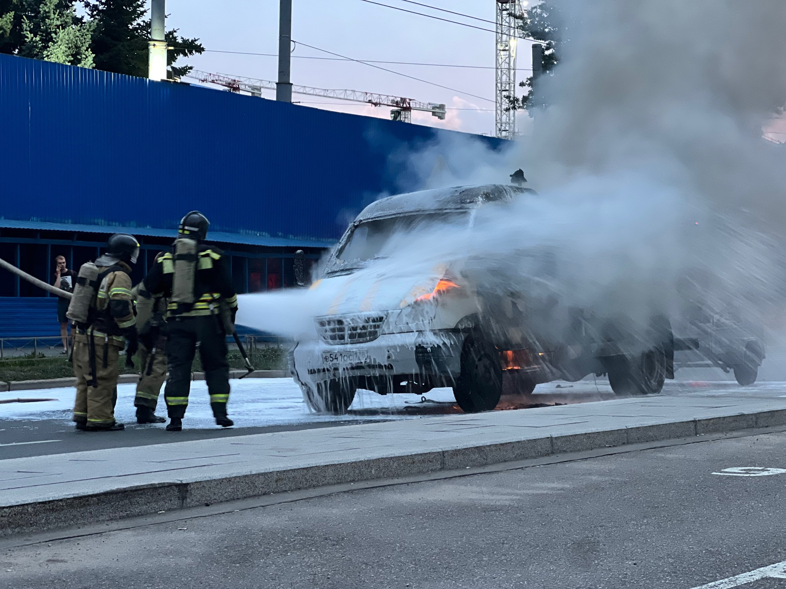 ГАЗель» полыхала этим вечером на улице Добролюбова — Мегаполис