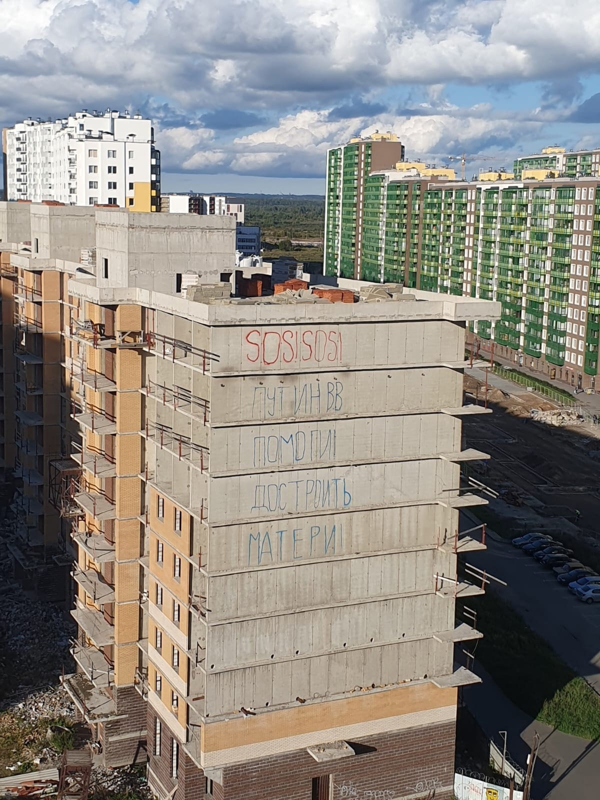 Альпиниста задержали за надписи, сделанные на стене долгостроя в Мурине —  Мегаполис