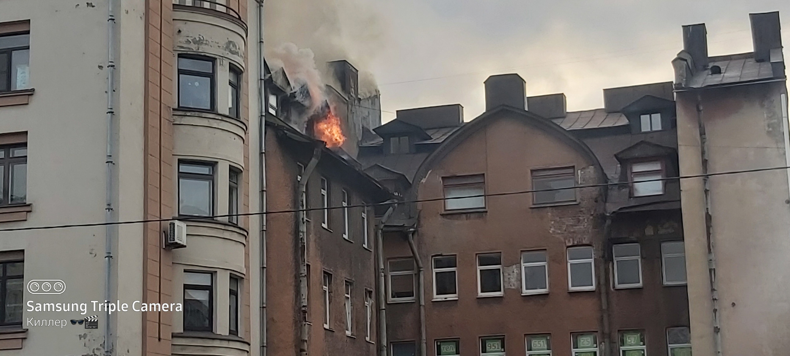 На Большом Сампсониевском загорелась мансарда Доходного дома Гейдериха —  Мегаполис