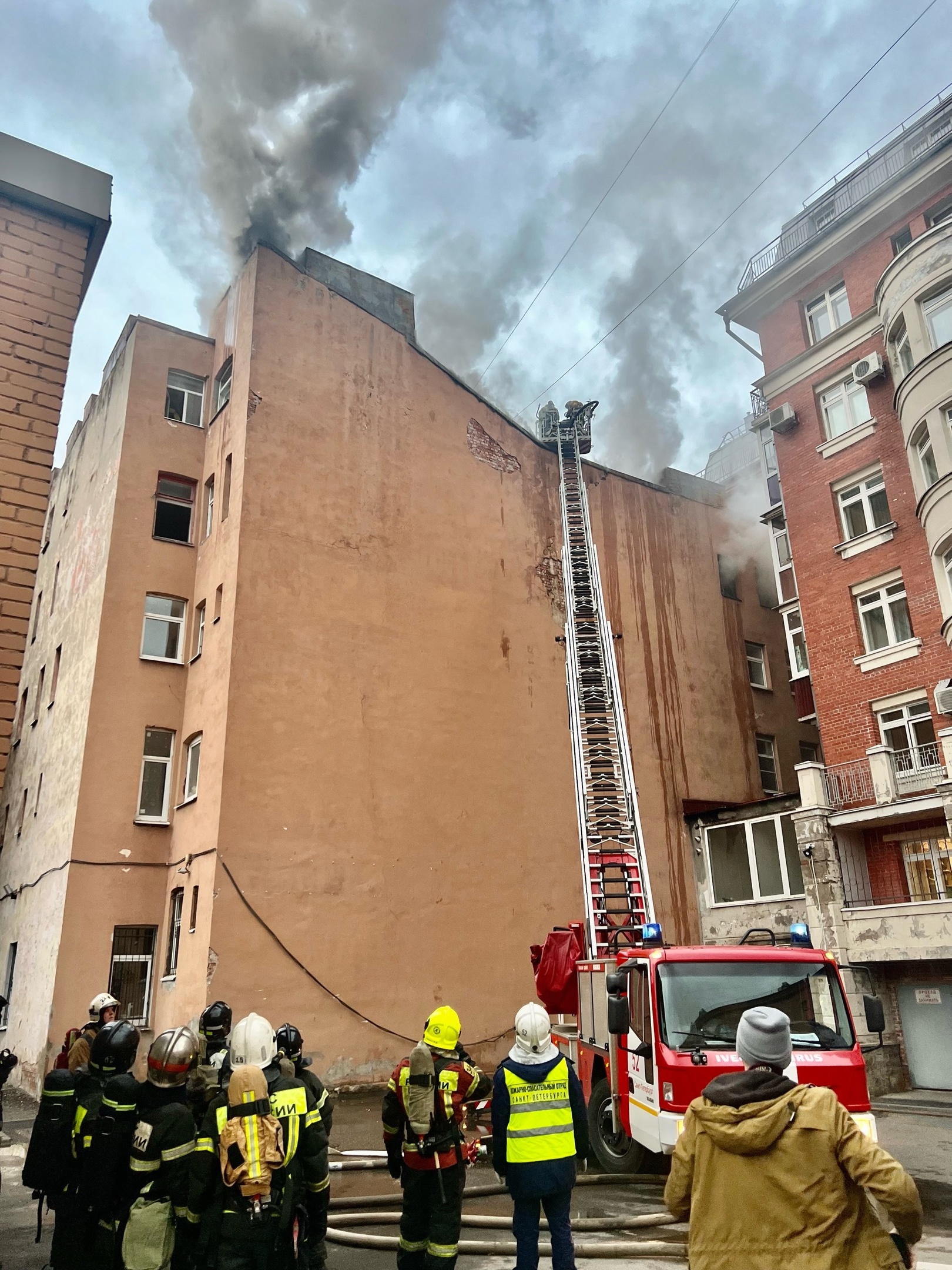 На Большом Сампсониевском загорелась мансарда Доходного дома Гейдериха —  Мегаполис