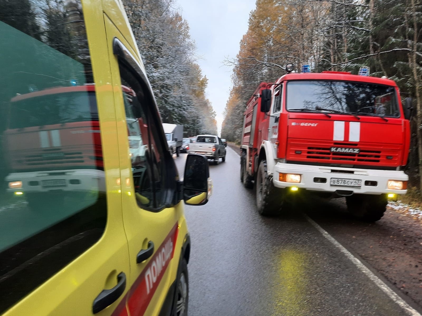 Водитель «БМВ» на проспекте Королёва врезался в другую машину, потом в  стену паркинга и «испарился» — Мегаполис