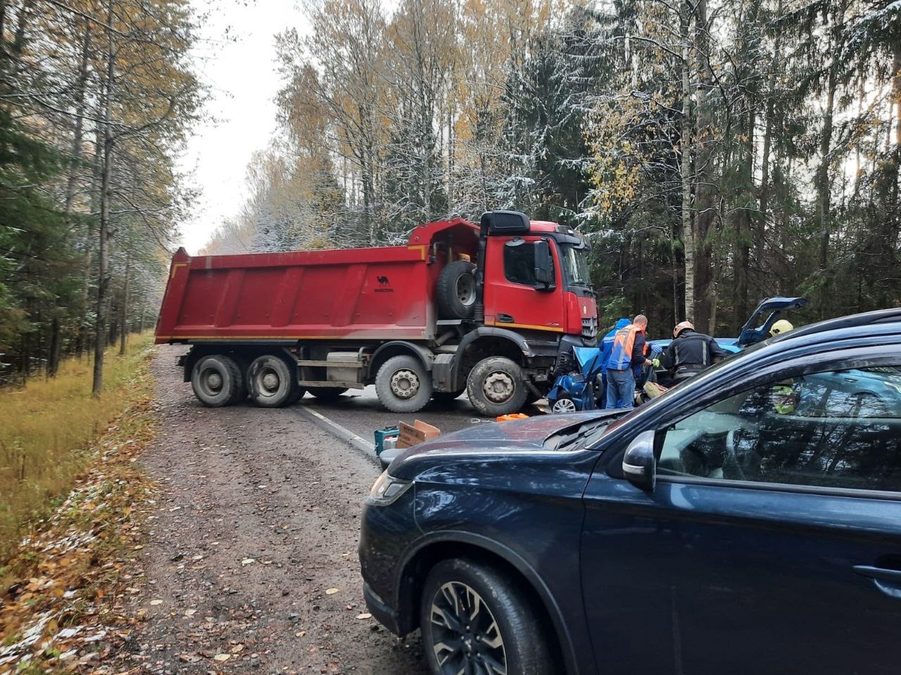 Водитель «БМВ» на проспекте Королёва врезался в другую машину, потом в  стену паркинга и «испарился» — Мегаполис