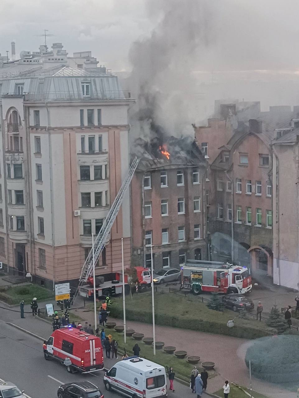 На Большом Сампсониевском загорелась мансарда Доходного дома Гейдериха —  Мегаполис