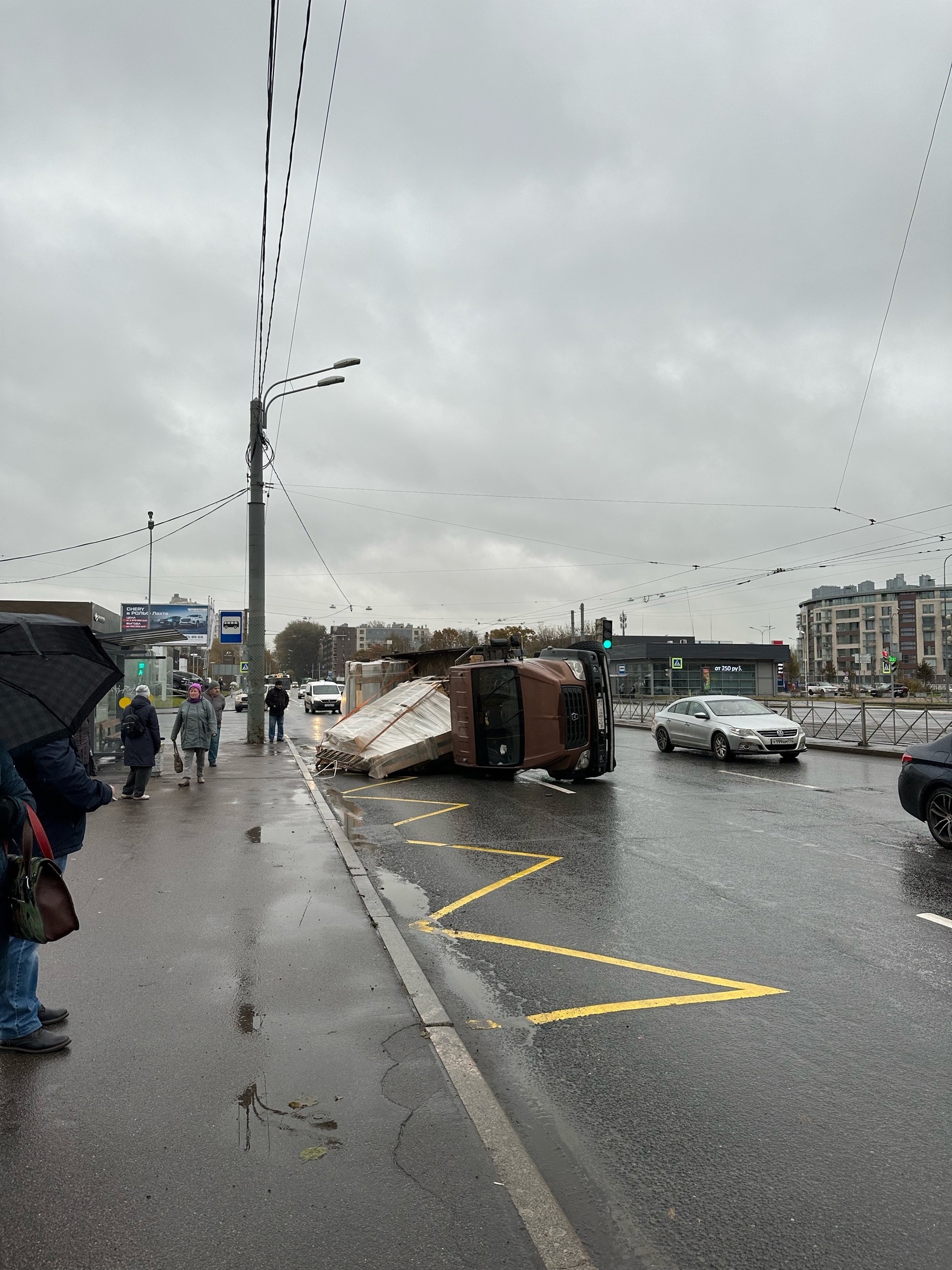 Грузовик на ровном месте завалился набок на улице Савушкина — Мегаполис