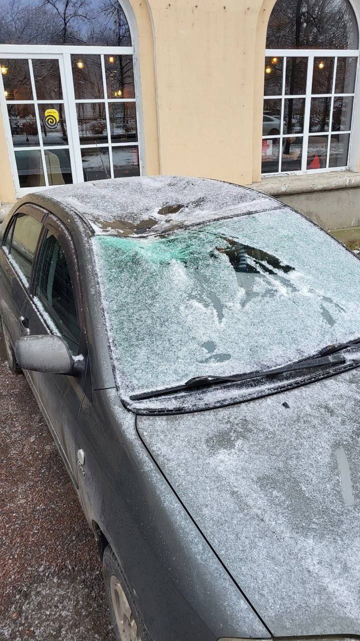 Петербуржец эффектно вышел из дома, помял чужую машину, и зашел обратно —  Мегаполис