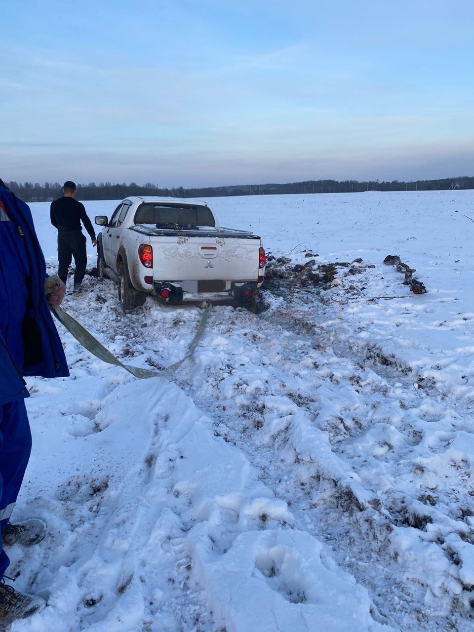 Парень с девушкой на «Ниссане» погибли, врезавшись во встречный грузовик на  Гостилицком шоссе — Мегаполис