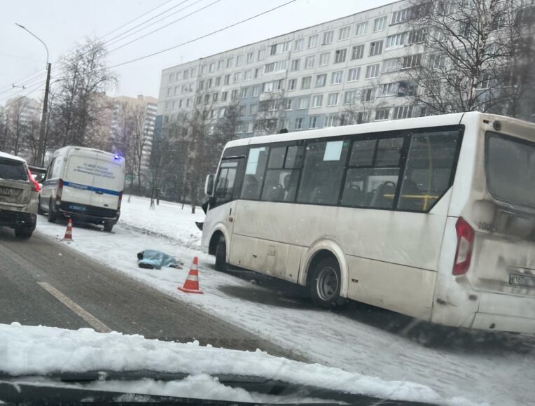 Полиция проводит проверку по факту гибели женщины под колесами автобуса