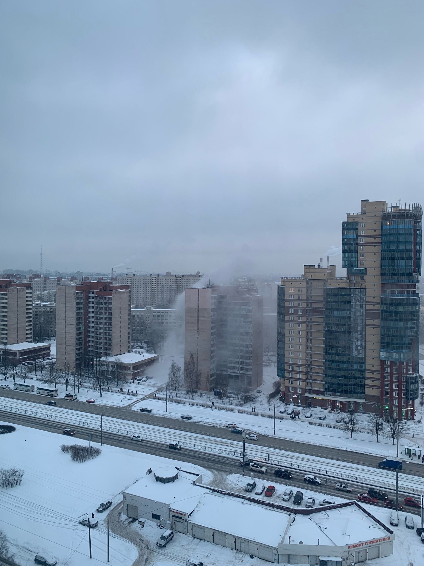 Еще один сложный пожар тушат в Кировском районе Петербурга: в Химическом  переулке горит большое здание, есть двое пострадавших — Мегаполис