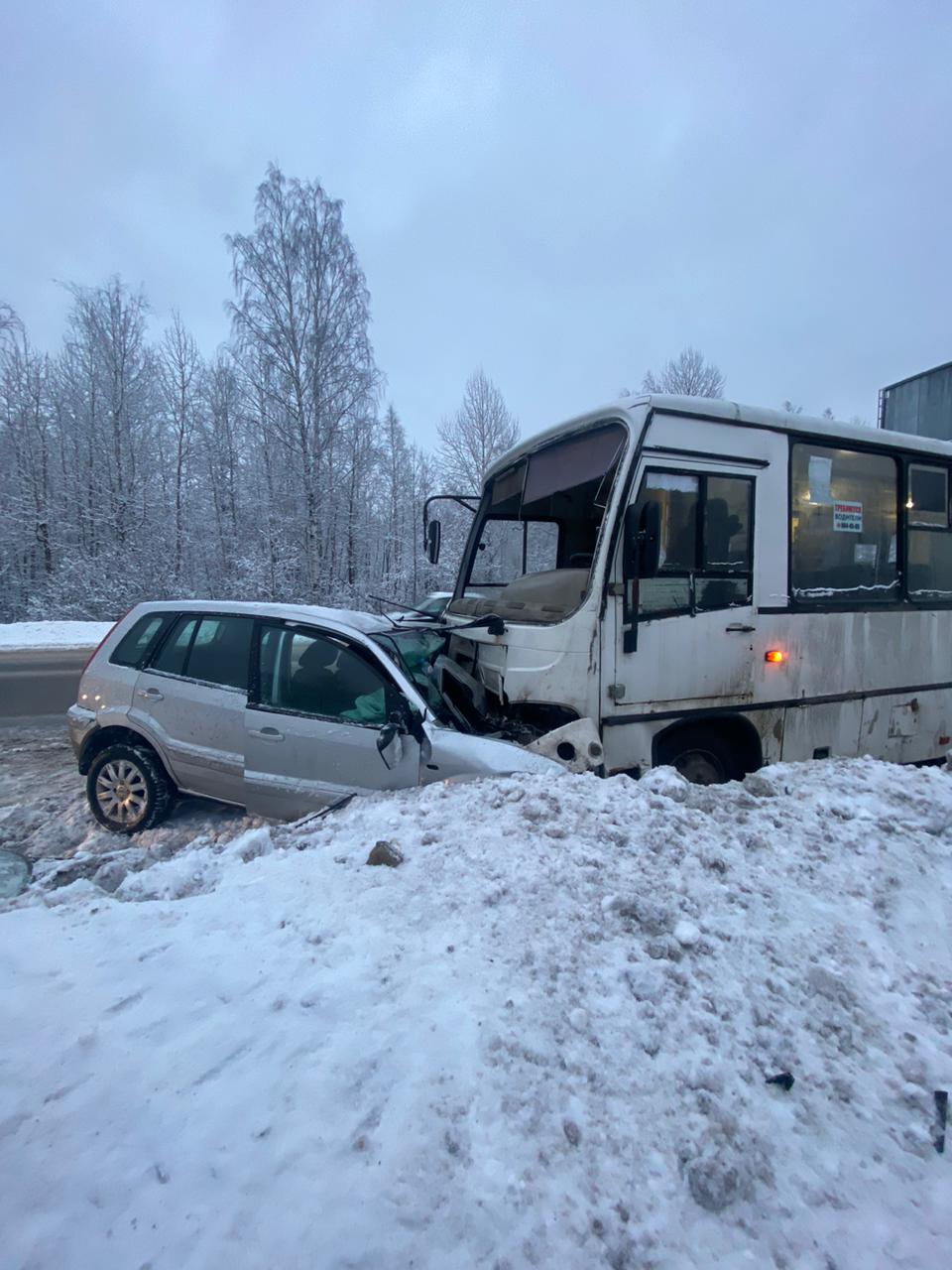 В районе Кузьмоловского автобус налетел на встречную легковушку. Водитель  автомобиля не выжил — Мегаполис