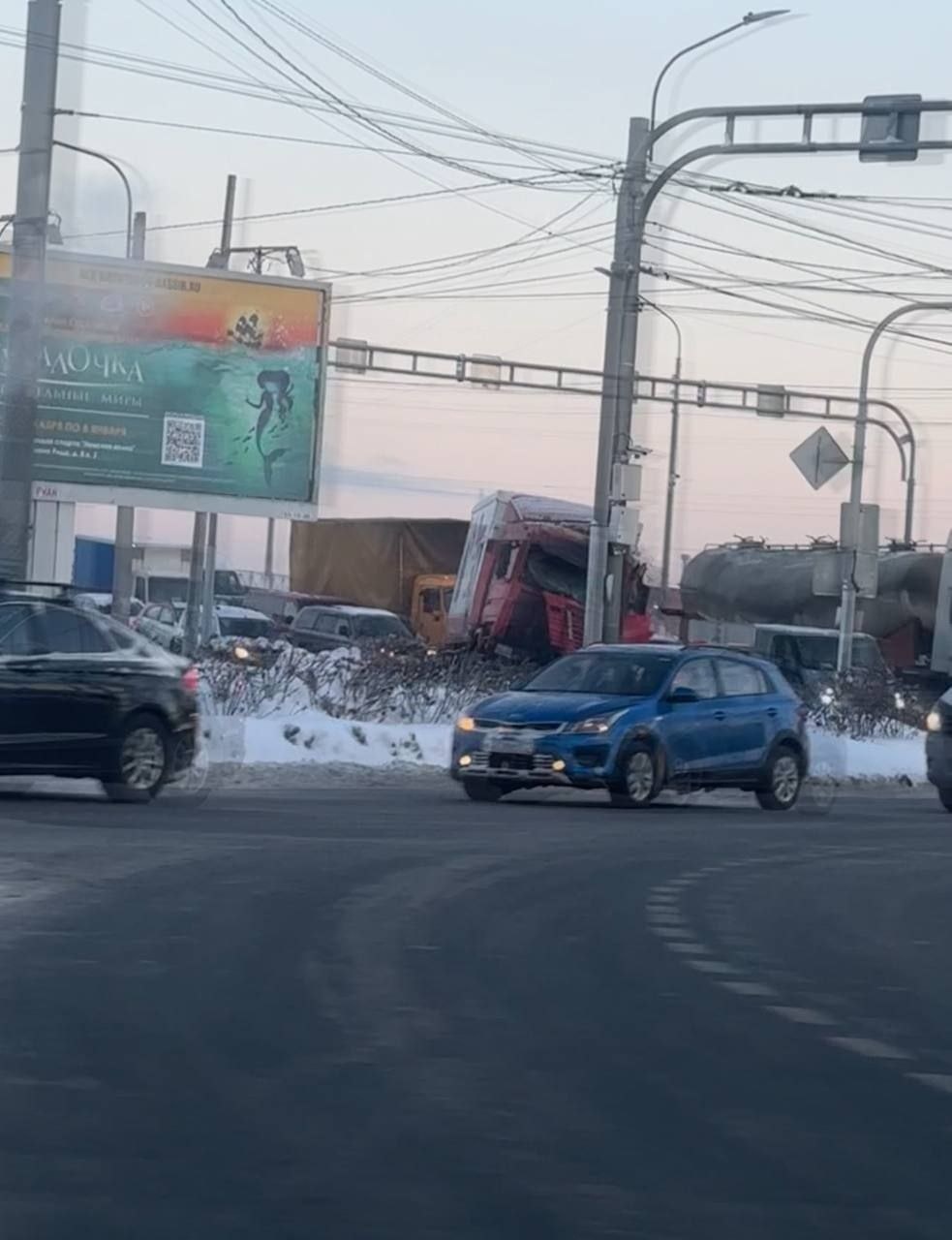 Трасса М-11 снова перекрыта из-за аварии: в Тосненском районе Ленобласти ее  перегородила фура — Мегаполис