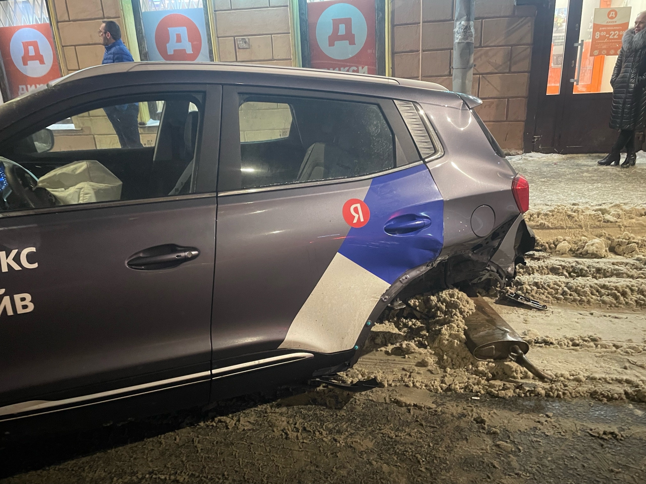 пример схемы дтп на парковке. фиат задним ходом врезался в машину. машина врезалась в задний бампер. дтп наезд на припаркованный автомобиль. автокатастрофы на автостоянке.