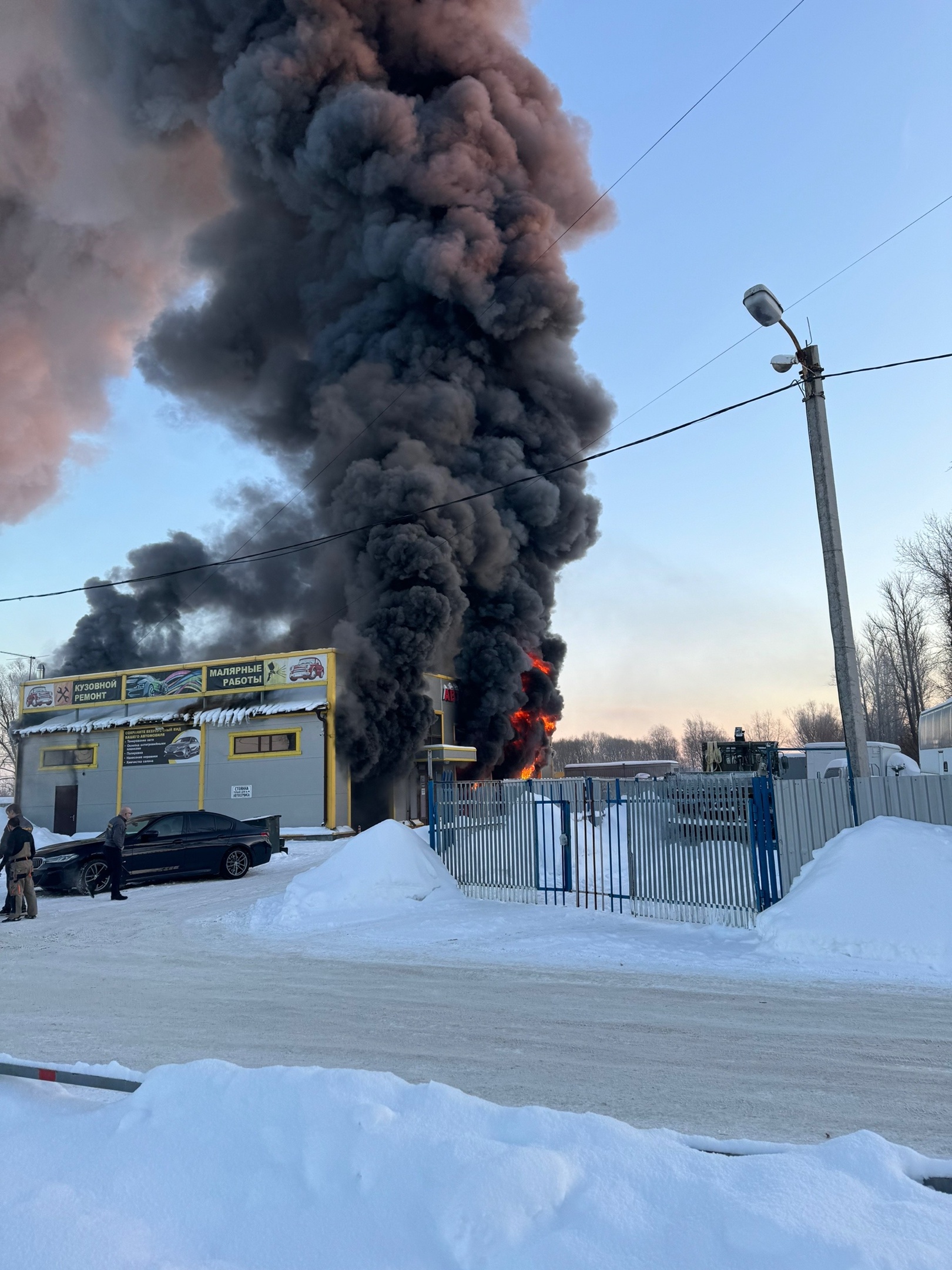 Рвануло что-то, довольно серьезно». Пожар в пушкинском автосервисе  локализован. Очевидцы поделились новыми видео с места ЧП — Мегаполис