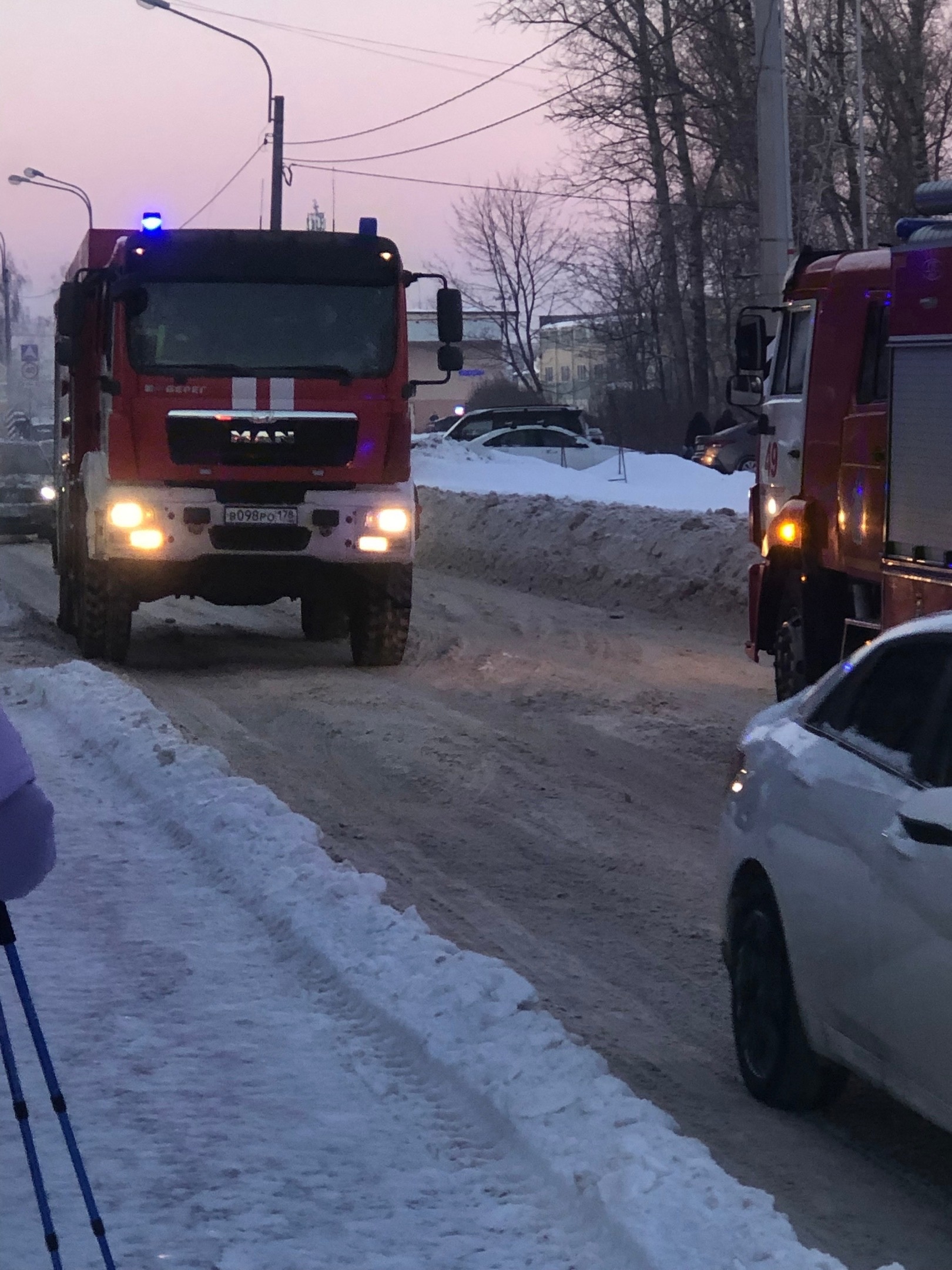 Рвануло что-то, довольно серьезно». Пожар в пушкинском автосервисе  локализован. Очевидцы поделились новыми видео с места ЧП — Мегаполис