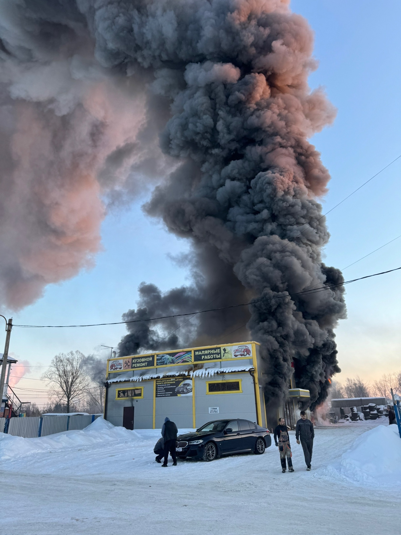 Рвануло что-то, довольно серьезно». Пожар в пушкинском автосервисе  локализован. Очевидцы поделились новыми видео с места ЧП — Мегаполис