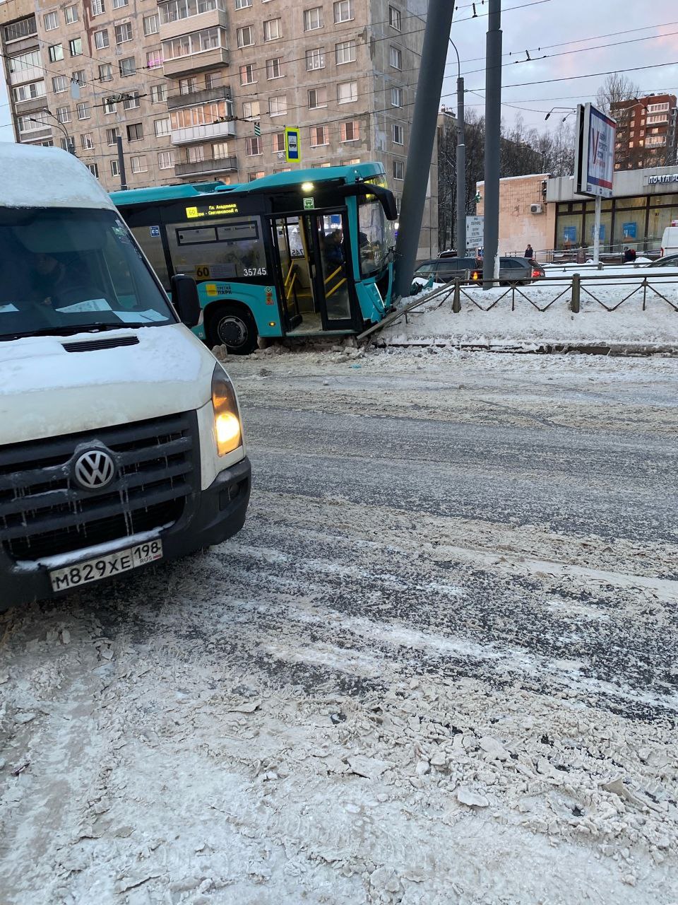 В ДТП на проспекте Просвещения пострадали пассажиры автобуса: три женщины и  мужчина — Мегаполис