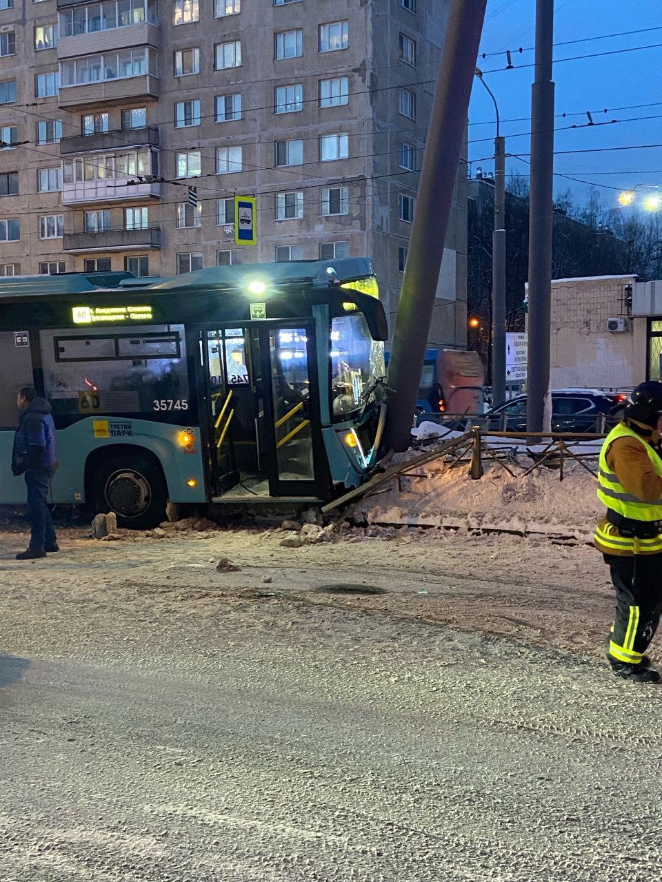 Несколько пассажиров пострадали, когда их автобус врезался в столб на  проспекте Просвещения — Мегаполис