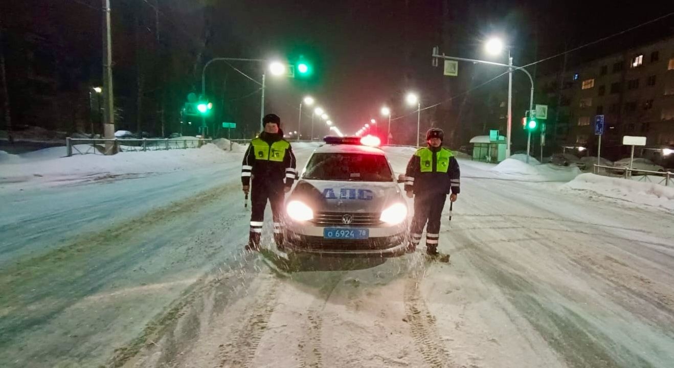 В Тосно инспекторы ДПС помогли женщине с ребенком, у которой в снегопад на  дороге сломался автомобиль — Мегаполис