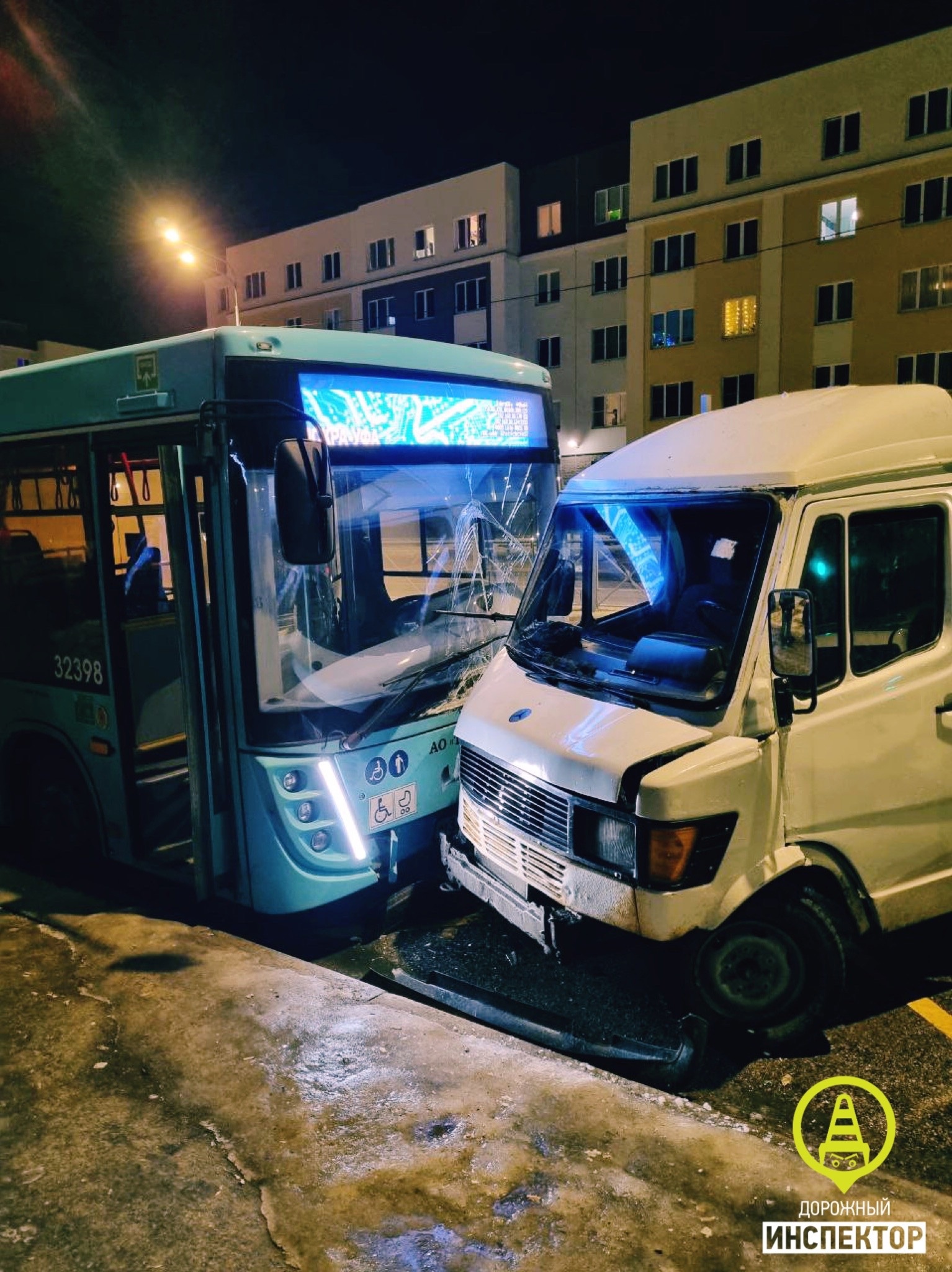 Мигрант на грузовичке протаранил полтора десятка машин и автобус. Его  положение усугубили показания алкотестера и купюры на принтере — Мегаполис