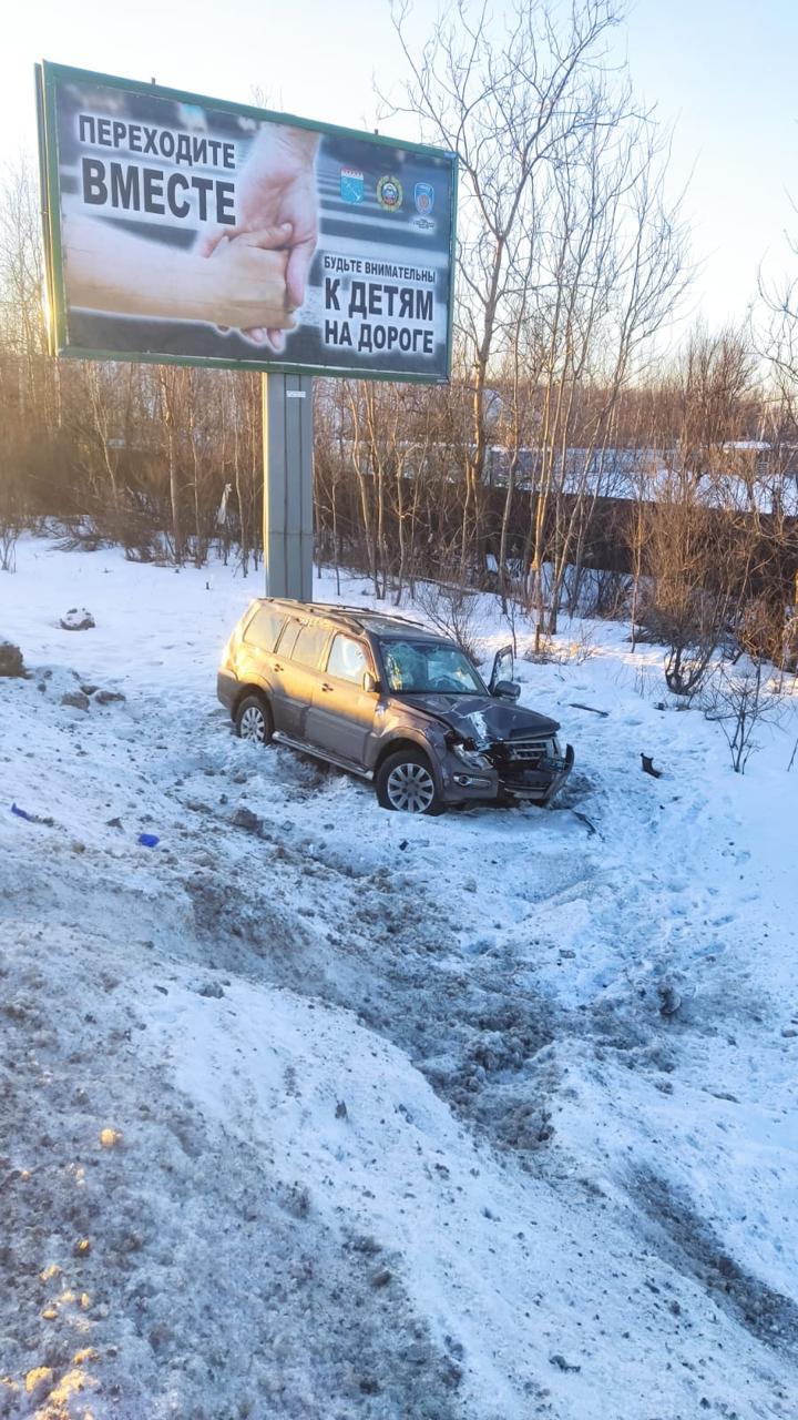 На Мурманском шоссе внедорожник врезался в столб и улетев в кювет, водитель  погиб — Мегаполис