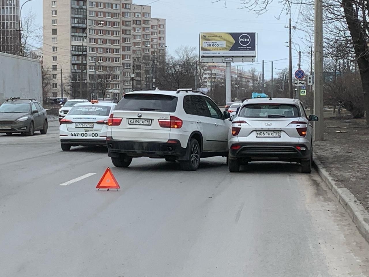 После неудачного перестроения на Дачном водитель «БМВ» обвинил в ДТП  водителя «Хёндэ» — Мегаполис