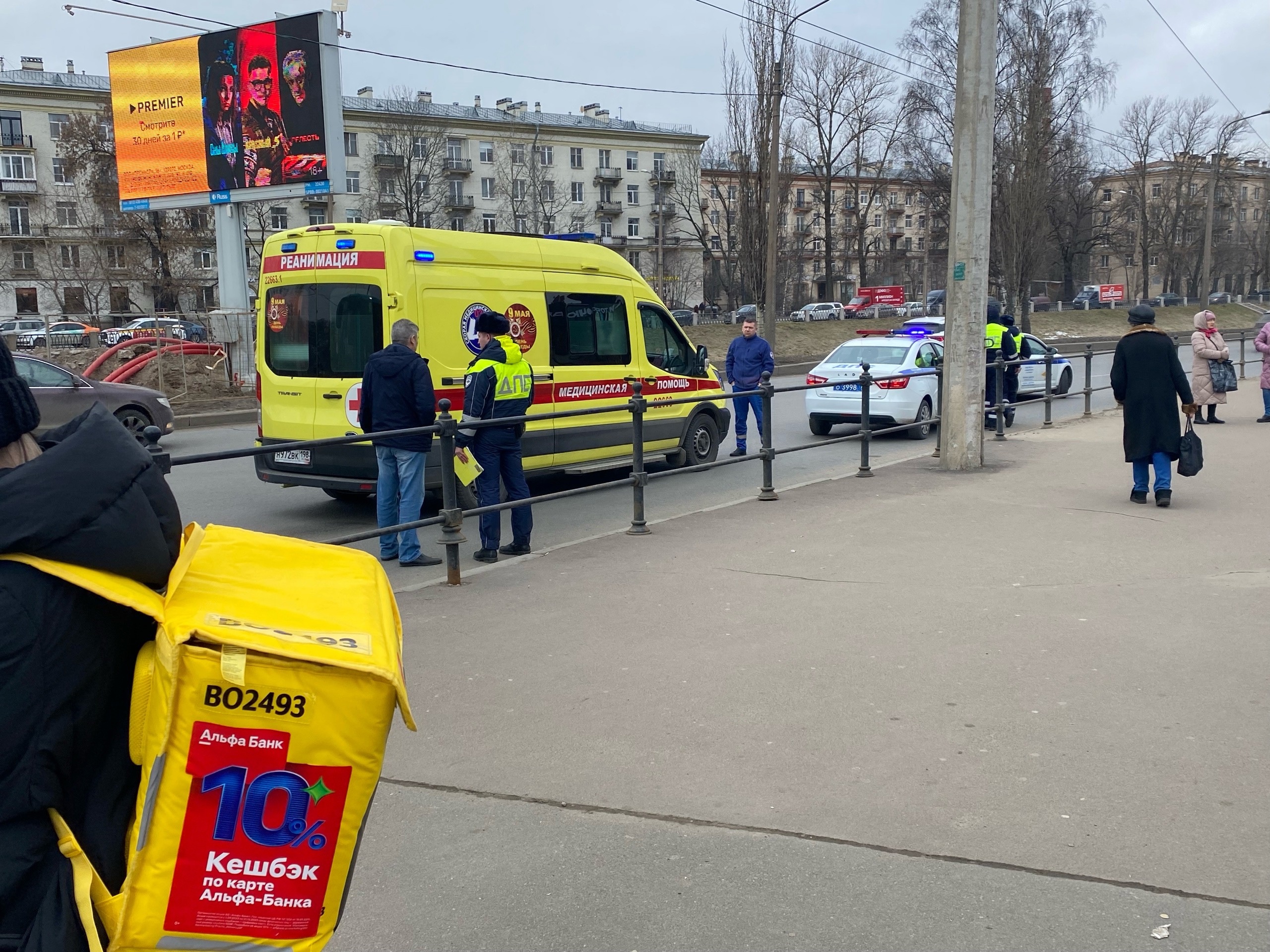 Лазурный автобус сбил женщину в голубом у метро «Чёрная речка» — Мегаполис