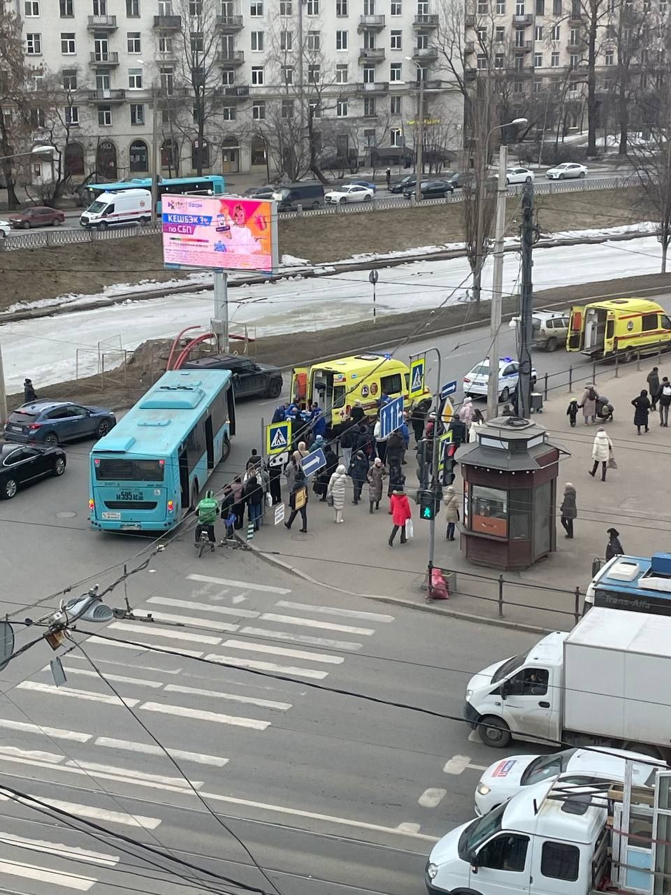 Лазурный автобус сбил женщину в голубом у метро «Чёрная речка» — Мегаполис