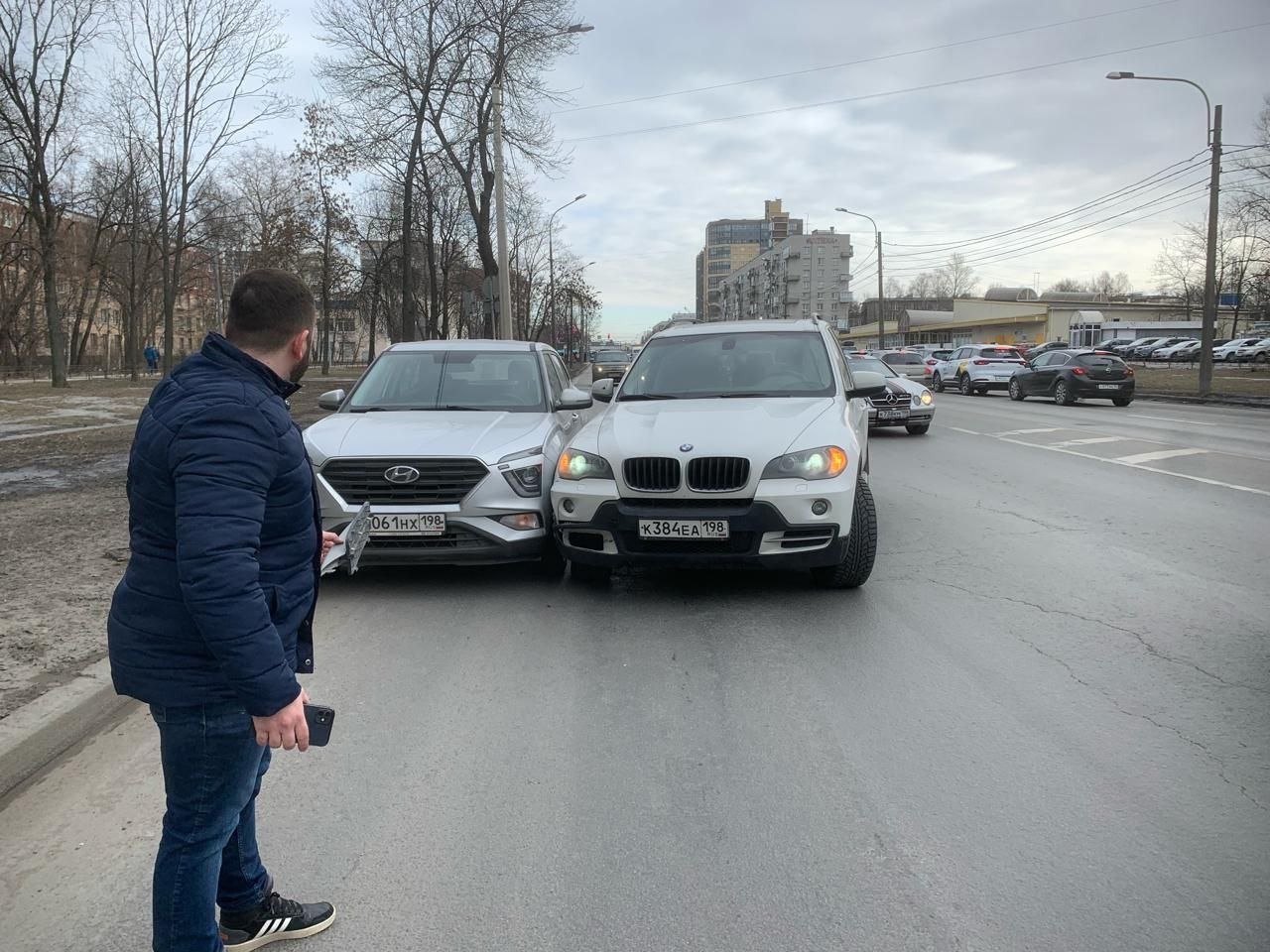 После неудачного перестроения на Дачном водитель «БМВ» обвинил в ДТП  водителя «Хёндэ» — Мегаполис