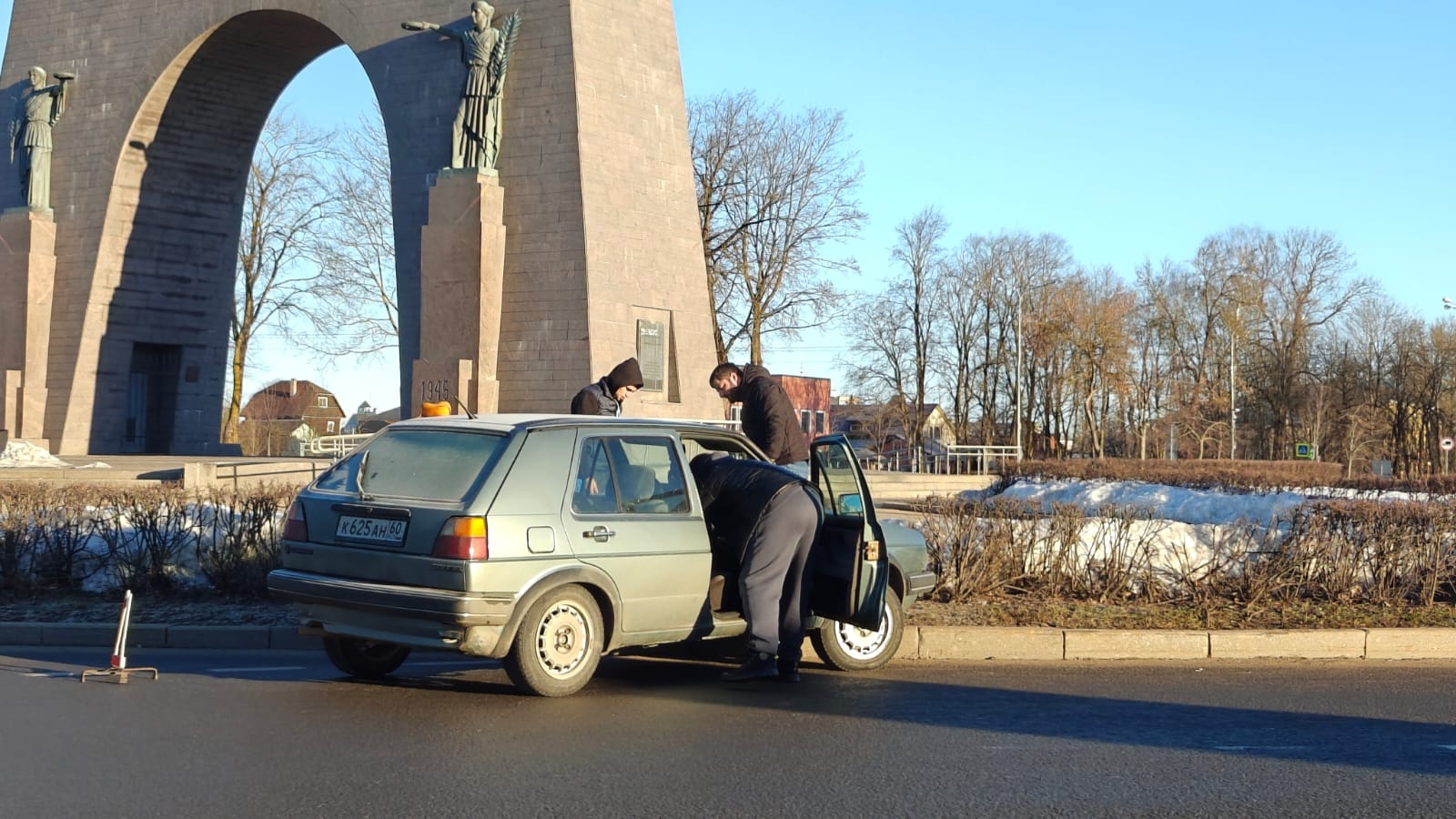 Двое на снегоходе провалились под лед на реке Волхов, но были спасены —  Мегаполис