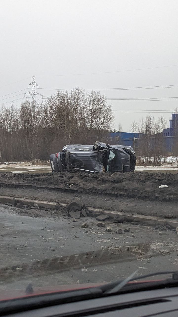 На Парашютной улице кроссовер, покувыркавшись, лег на газоне — Мегаполис