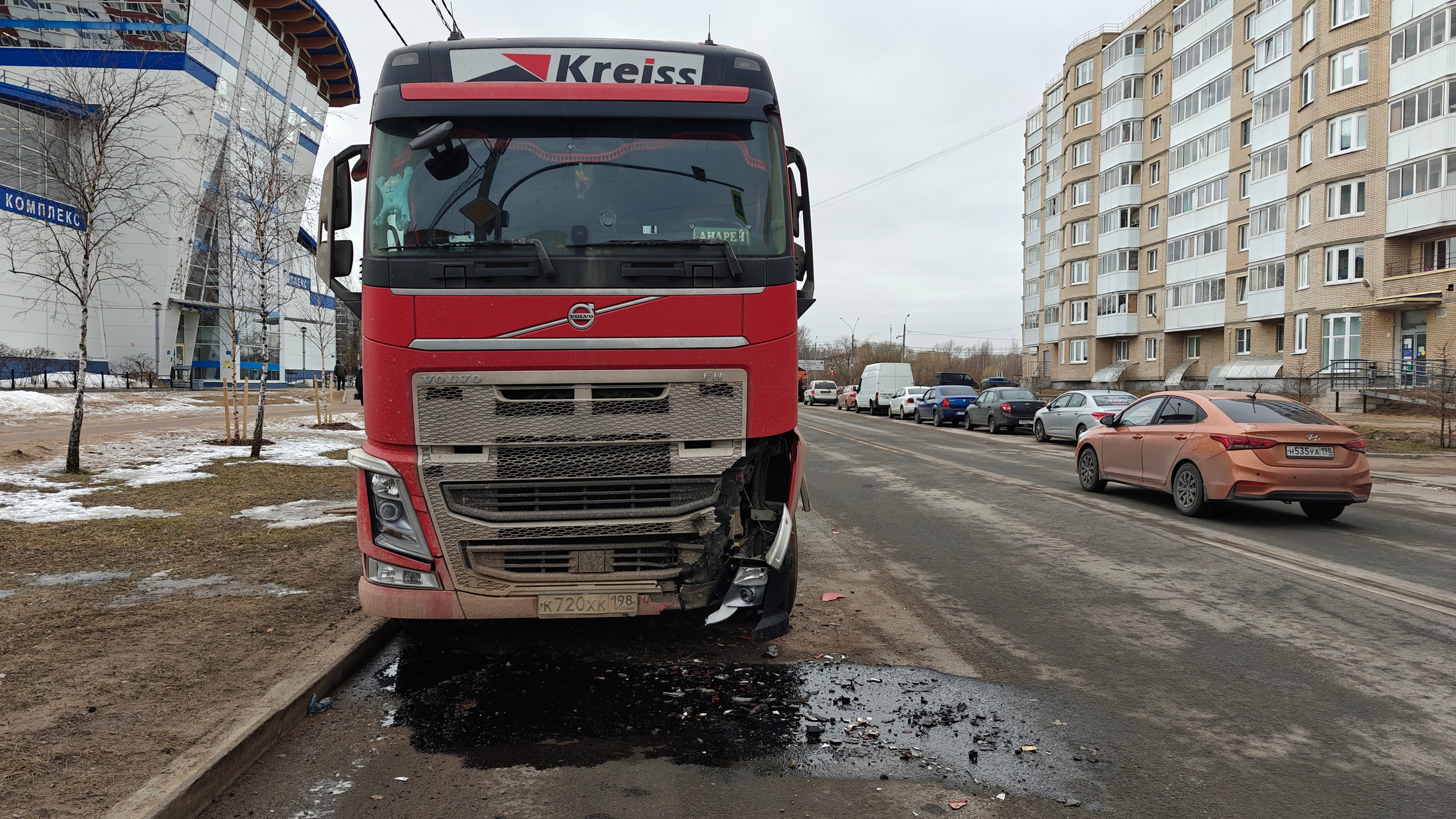 В Красном Селе припаркованный грузовик остановил опасного водителя на  «Мерседесе» — Мегаполис