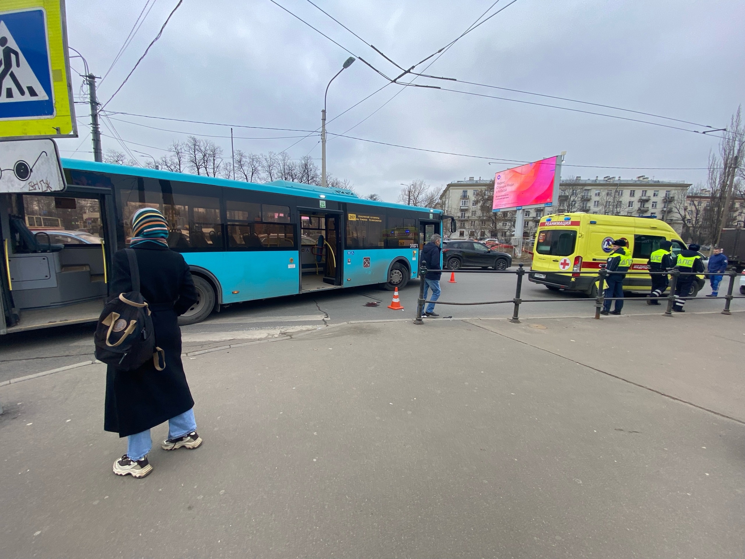 Лазурный автобус сбил женщину в голубом у метро «Чёрная речка» — Мегаполис