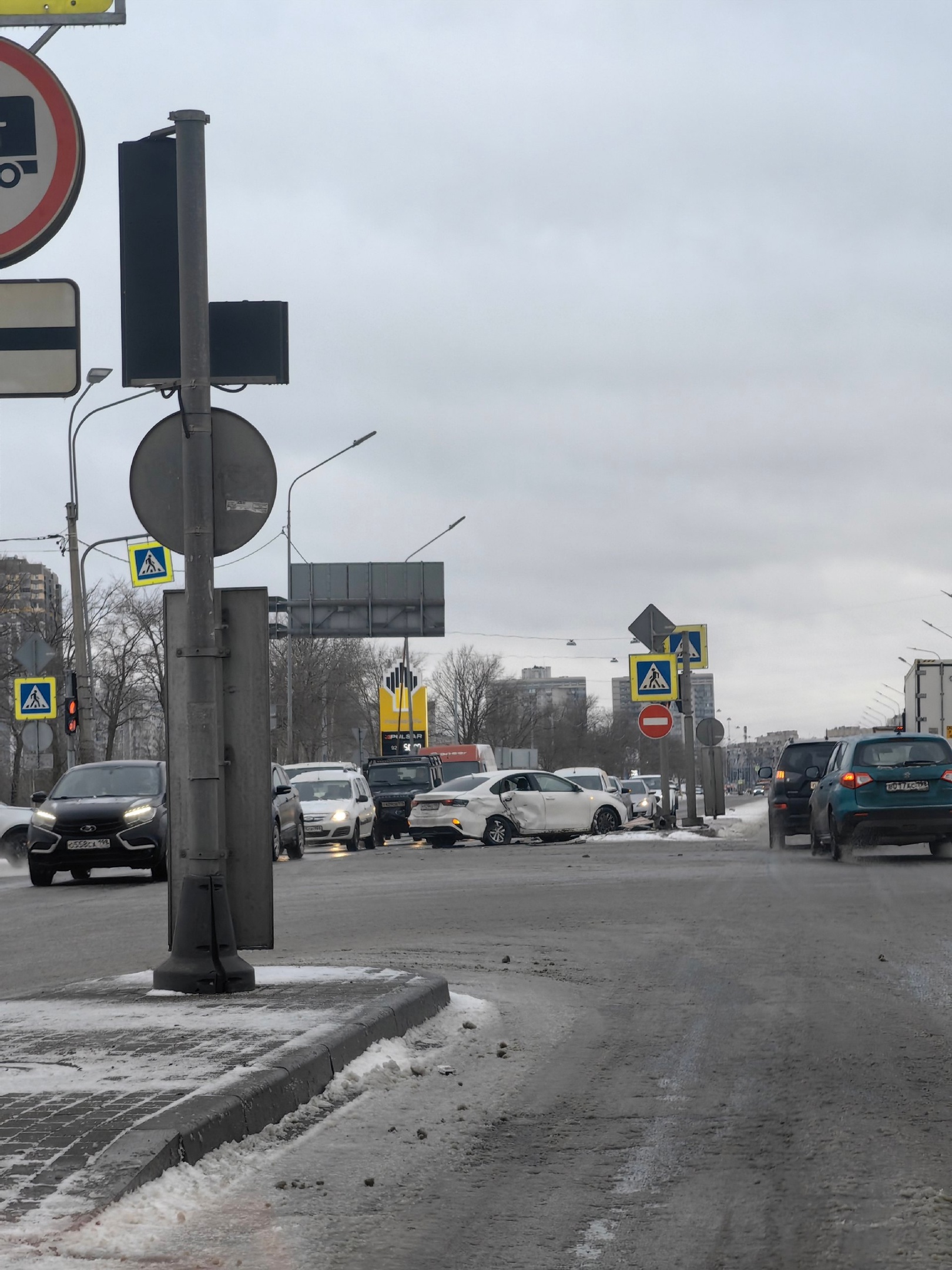 Полиция проверяет обстоятельства смерти водителя «Шевроле» в Стрельне —  Мегаполис