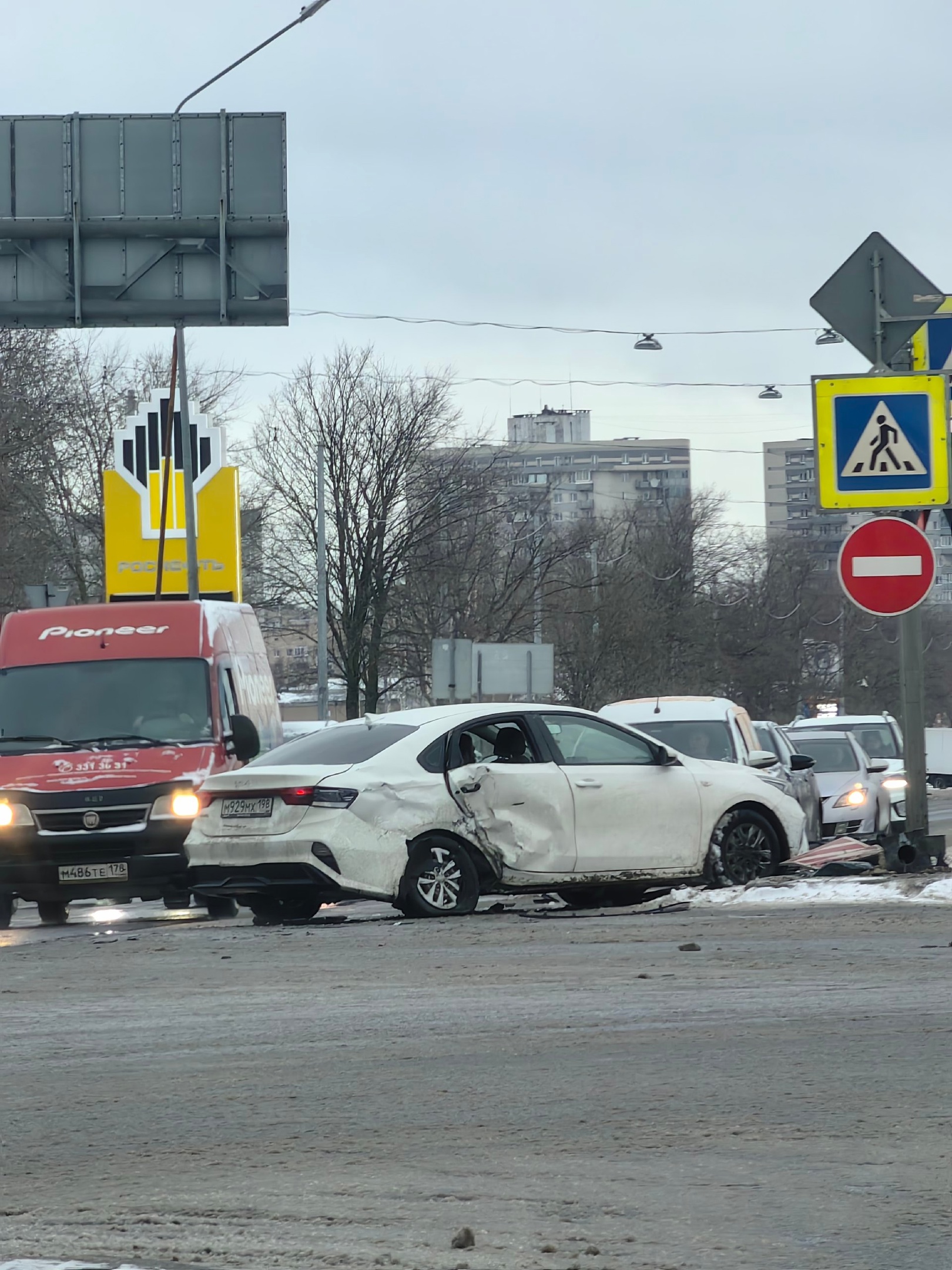 Быстрый таксист не вписался в поворот и сбил светофор на Софийской —  Мегаполис