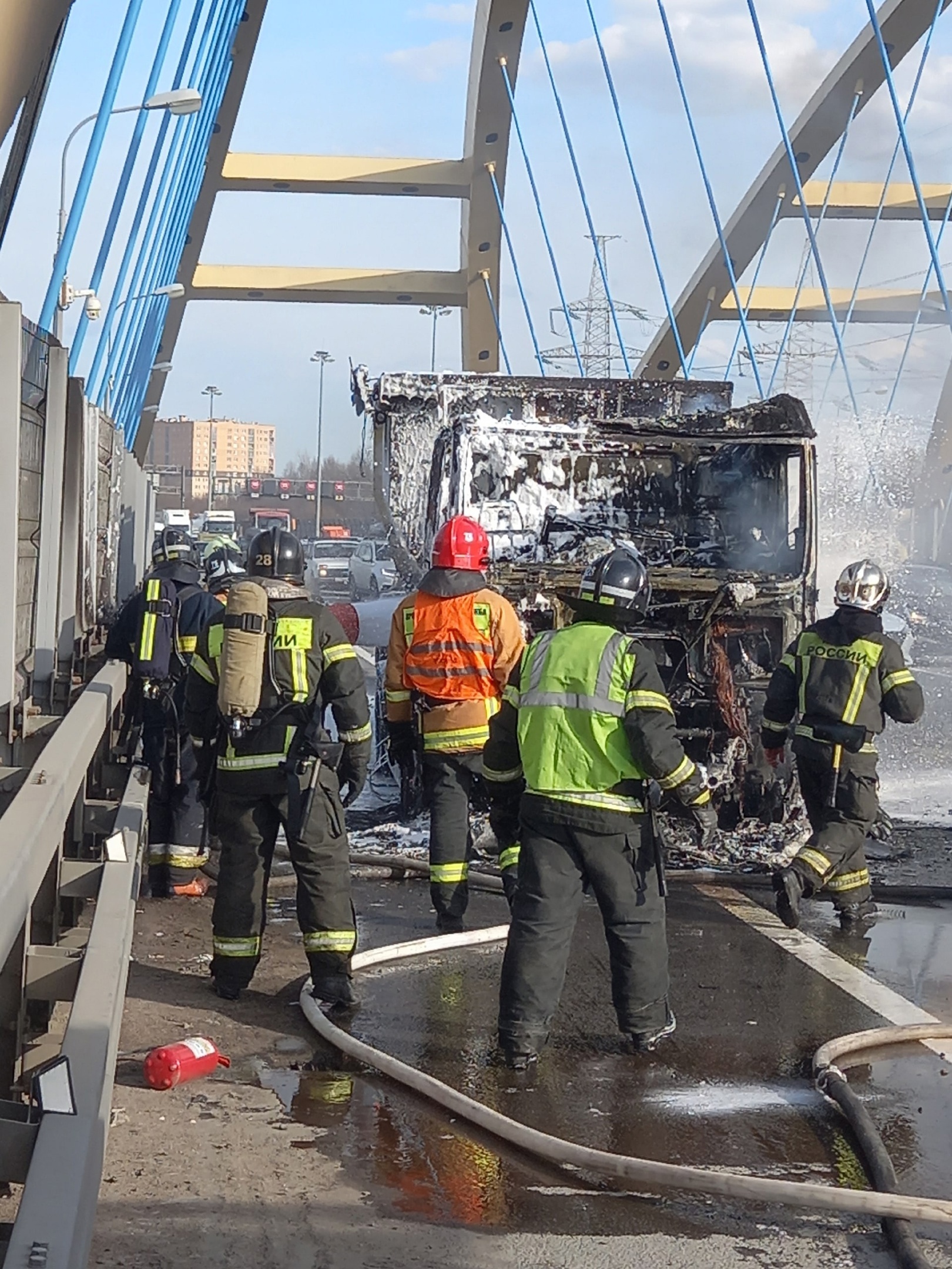 На Беляевском мосту у самосвала выгорела водительская кабина — Мегаполис