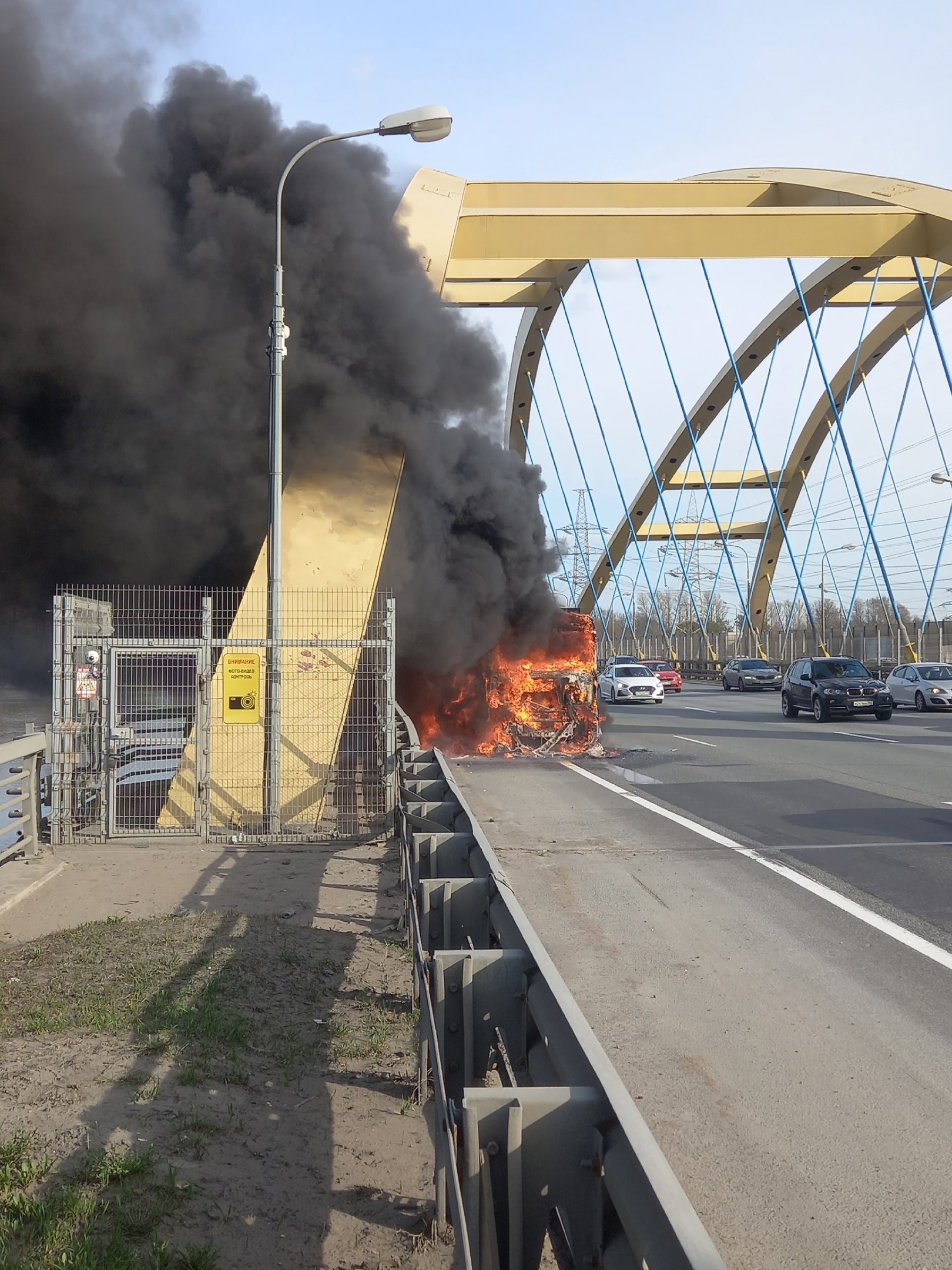 На Беляевском мосту у самосвала выгорела водительская кабина — Мегаполис