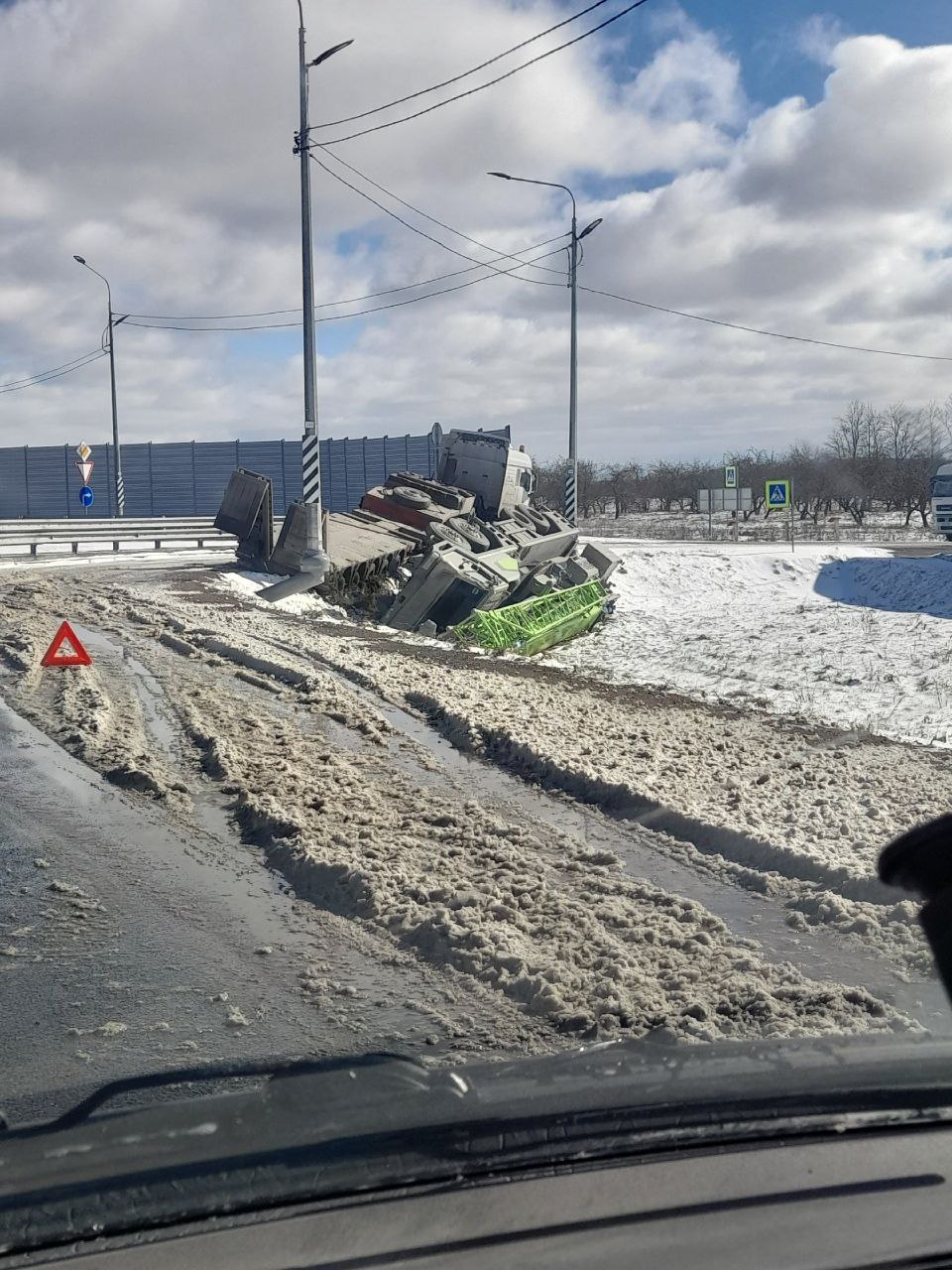 Трал сбросил кран и прилёг у въезда в Лаголово — Мегаполис