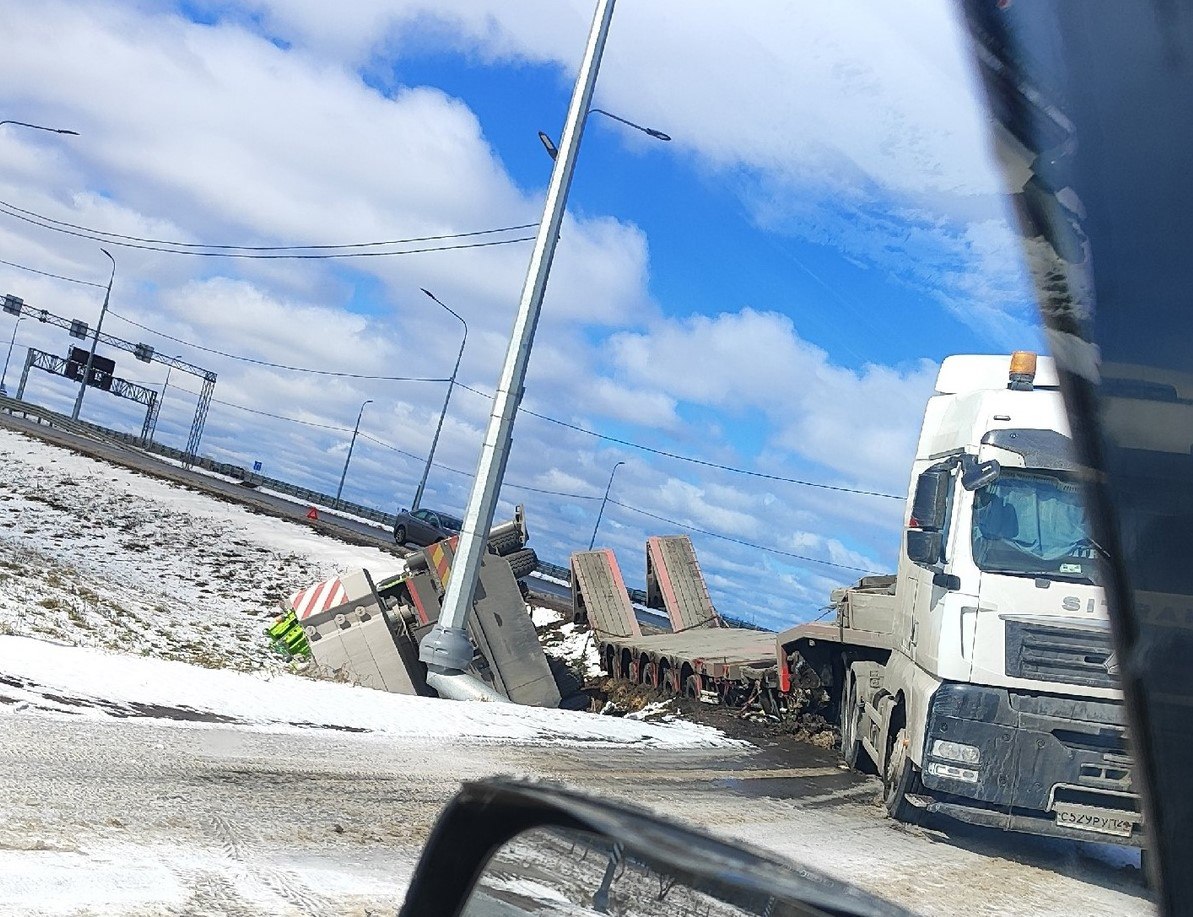 Трал сбросил кран и прилёг у въезда в Лаголово — Мегаполис