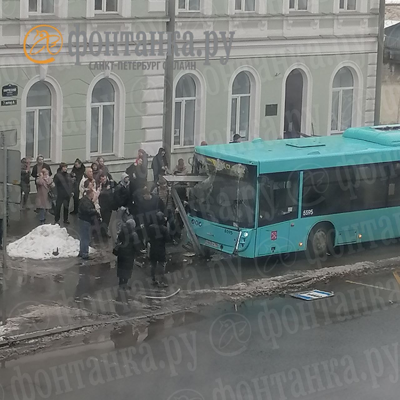 Автобус врезался в остановку на Нарвском проспекте — Мегаполис